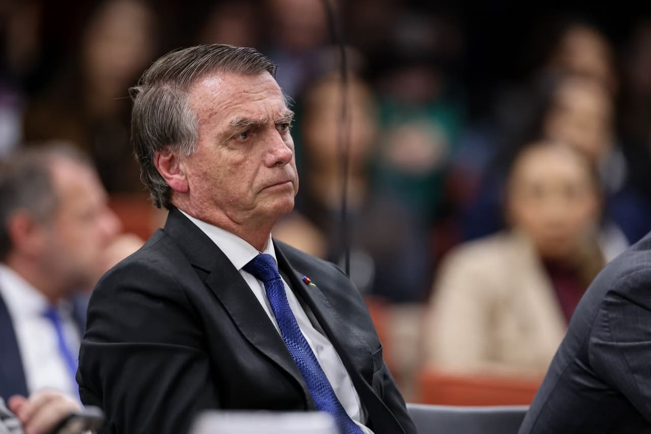 Bolsonaro Enfrenta Possível Expulsão das Forças Armadas em Meio a Condenações
