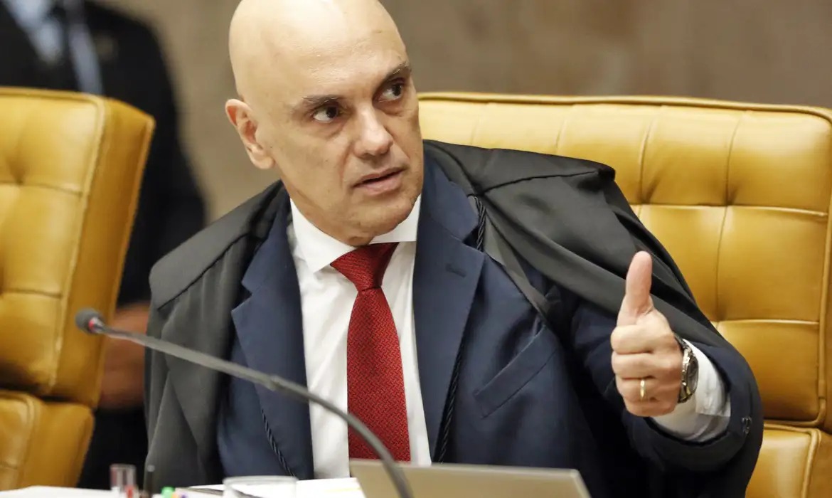 "Decisão de Moraes no STF: Acordos Polêmicos em Caso de Suposto Golpe Levantam Questionamentos"