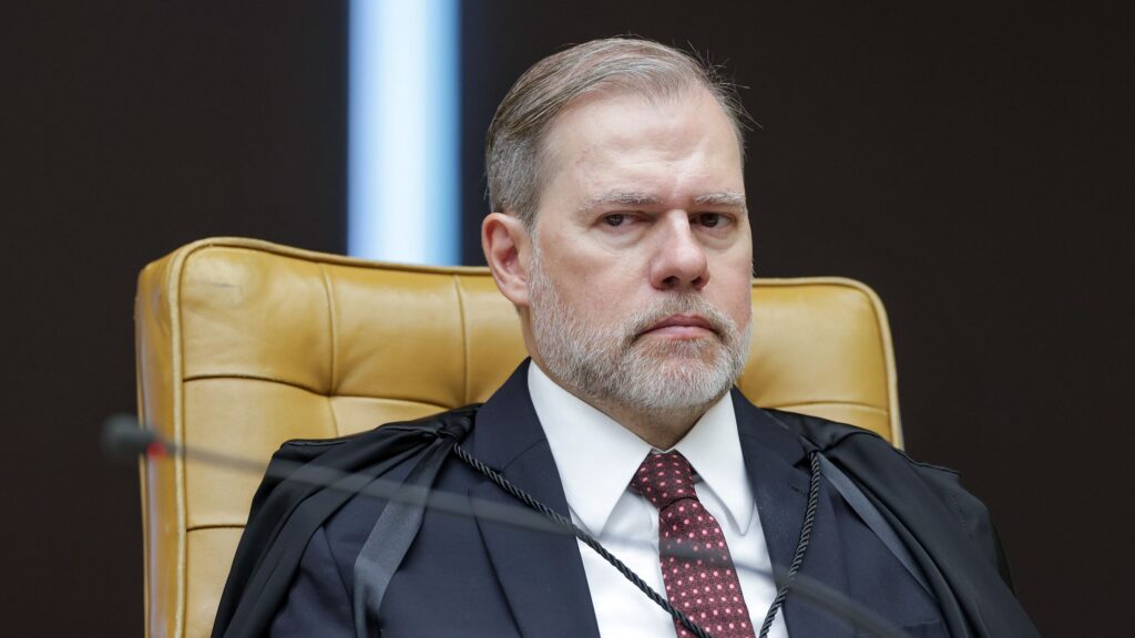 De acordo com a publicação da Gazeta do Povo, o ministro Dias Toffoli enfrenta um momento crítico em sua carreira no Supremo Tribunal Federal (STF). A publicação argumenta que Toffoli não está apenas desqualificado para atuar como relator no caso do Banco Master, mas também perdeu a legitimidade moral para continuar ocupando sua cadeira no STF. A Gazeta do Povo destaca que a situação atual do ministro levanta questões sobre sua capacidade de manter a imparcialidade e a integridade necessárias para desempenhar suas funções judiciais. Segundo o site, a controvérsia em torno de Toffoli está centrada em sua relação com o caso do Banco Master, envolvendo o empresário Daniel Vorcaro. A Gazeta do Povo sugere que a proximidade do ministro com o caso pode comprometer sua imparcialidade, o que, na visão da publicação, é um fator determinante para questionar sua continuidade no cargo. A publicação enfatiza que a confiança pública no sistema judiciário é fundamental e que a presença de Toffoli no STF, sob essas circunstâncias, pode minar essa confiança. A Gazeta do Povo defende que, diante das alegações apresentadas, seria apropriado considerar o impeachment de Toffoli como uma medida para restaurar a credibilidade do STF. A publicação argumenta que a saída do ministro poderia ser um passo necessário para garantir que o tribunal mantenha sua integridade e continue a ser visto como uma instituição justa e imparcial. A Gazeta do Povo conclui que a situação atual representa um teste significativo para o Brasil, no qual as ações tomadas em relação a Toffoli poderão ter implicações duradouras para o sistema judiciário do país.