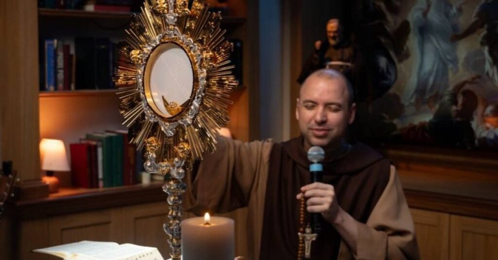 De acordo com o site da revista Veja, o sacerdote Frei Gilson deu início às tradicionais orações do Santo Rosário na madrugada desta quarta-feira, 18 de fevereiro. A publicação destaca que o evento marcou o primeiro dia da Quaresma, período significativo para os fiéis católicos, que se dedicam a práticas de oração, jejum e penitência. Segundo a reportagem, a transmissão ao vivo realizada por Frei Gilson atraiu uma multidão de seguidores, evidenciando a popularidade do religioso nas plataformas digitais. A revista ressalta que o sacerdote tem se destacado por sua habilidade em utilizar a internet para alcançar um público amplo e diversificado, especialmente em tempos de restrições sociais. Ainda conforme a Veja, a live conduzida por Frei Gilson não apenas reuniu um grande número de participantes, mas também proporcionou um espaço de reflexão e espiritualidade para os fiéis. A publicação menciona que o evento foi planejado para coincidir com o início da Quaresma, um período de 40 dias que antecede a Páscoa e é caracterizado por práticas de devoção e introspecção. Segundo o site, a escolha do Santo Rosário como foco das orações reflete a importância dessa prática na tradição católica, sendo um momento de meditação sobre os mistérios da fé cristã. A revista observa que a iniciativa de Frei Gilson é parte de um movimento mais amplo de líderes religiosos que buscam adaptar suas atividades para o ambiente digital. Por fim, a reportagem da Veja destaca que a popularidade de Frei Gilson nas redes sociais tem crescido significativamente, com suas transmissões ao vivo atraindo milhares de visualizações. De acordo com a publicação, essa tendência reflete uma mudança no modo como os fiéis estão vivenciando sua fé, especialmente em um contexto de distanciamento social. O site aponta que a capacidade de Frei Gilson de engajar seu público por meio de plataformas digitais é um exemplo de como a tecnologia pode ser utilizada para promover a espiritualidade e a conexão entre os fiéis. Segundo a Veja, a iniciativa do sacerdote demonstra a relevância das novas mídias na disseminação de práticas religiosas e na manutenção da comunidade de fé em tempos desafiadores.