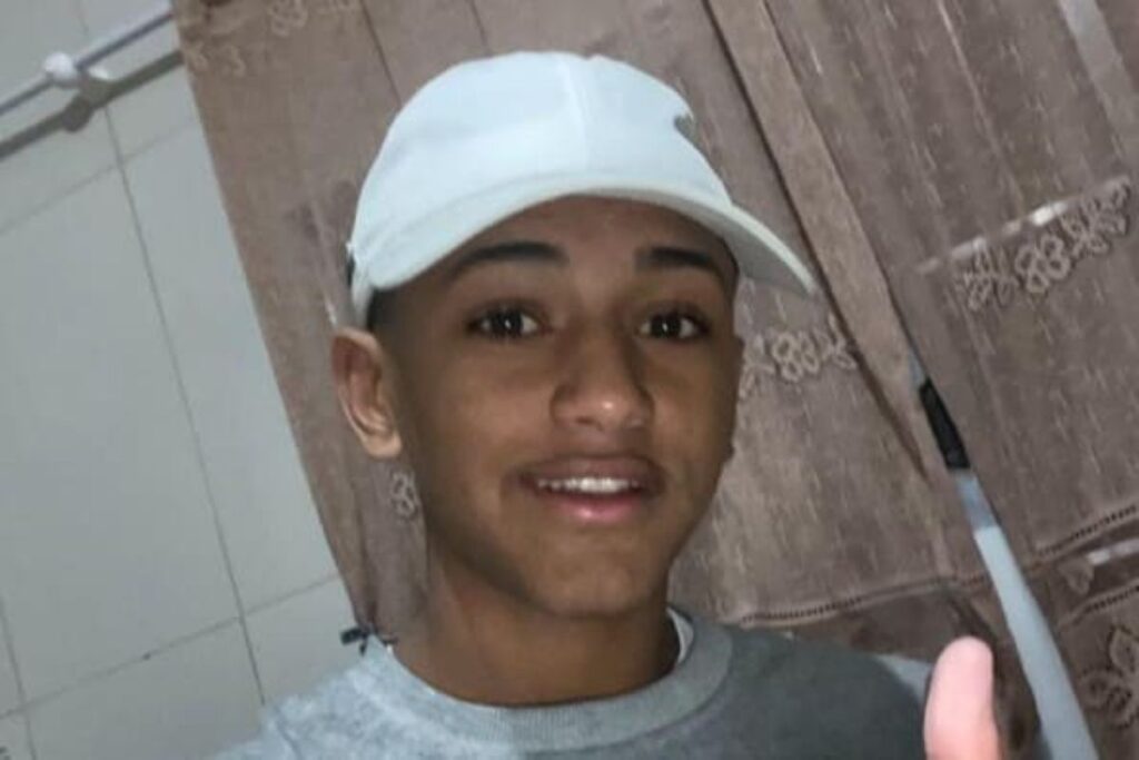 De acordo com informações publicadas pelo site Metrópoles, um adolescente de 17 anos faleceu após ser atingido por um disparo de arma de fogo enquanto a manuseava. O incidente ocorreu na garagem da residência da avó de um colega do jovem, que tem 16 anos. A publicação destaca que o colega e o pai dele fugiram do local logo após o ocorrido, deixando a cena do incidente sem prestar socorro imediato à vítima. Conforme relatado pelo site, as circunstâncias exatas do disparo ainda estão sob investigação pelas autoridades competentes. O manuseio da arma de fogo pelo adolescente de 17 anos levanta questões sobre a origem e a posse do armamento, que não foram esclarecidas até o momento. O Metrópoles informa que a polícia está conduzindo diligências para determinar como a arma chegou às mãos do jovem e se houve negligência ou responsabilidade de terceiros no incidente. Ainda segundo a publicação, o caso gerou comoção na comunidade local, que busca respostas sobre a tragédia. O site ressalta que a fuga do colega e de seu pai após o disparo levanta suspeitas e pode complicar a situação legal dos envolvidos. As autoridades estão em busca de mais informações e testemunhas que possam ajudar a esclarecer os fatos. O Metrópoles enfatiza a importância de conscientizar sobre os perigos do manuseio inadequado de armas de fogo, especialmente por menores de idade, para evitar que tragédias semelhantes ocorram no futuro.