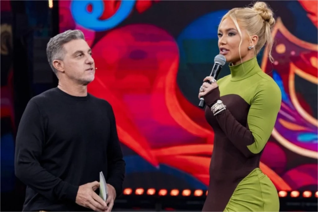 De acordo com informações divulgadas pelo site TV Prime, a influenciadora digital Virginia Fonseca foi confirmada como uma das participantes do programa "Domingão com Huck" durante a Copa do Mundo. A publicação destaca que a presença de Virginia na atração dominical faz parte de uma estratégia para atrair um público mais jovem e conectado às redes sociais, uma vez que a influenciadora possui uma vasta base de seguidores em suas plataformas digitais. O site ressalta que a escolha de Virginia está alinhada com a tendência de integrar personalidades da internet em programas televisivos tradicionais, buscando uma convergência entre diferentes mídias. Além de Virginia Fonseca, outra personalidade famosa também foi confirmada para participar do "Domingão com Huck" durante o evento esportivo, conforme relatado pelo TV Prime. A inclusão de figuras conhecidas do público nas transmissões relacionadas à Copa do Mundo visa aumentar o engajamento e a audiência do programa, que é exibido em um horário de grande visibilidade. Segundo a publicação, a presença de influenciadores e celebridades no programa pode proporcionar uma dinâmica diferenciada e atrair espectadores que buscam entretenimento além das partidas de futebol. O site TV Prime ainda menciona que a participação de Virginia Fonseca e de outras celebridades no "Domingão com Huck" reflete uma estratégia mais ampla da emissora para se adaptar às mudanças no consumo de mídia. A publicação sugere que a integração de influenciadores digitais em programas de televisão pode ser uma resposta às novas demandas do público, que busca conteúdos diversificados e interativos. Segundo o site, essa abordagem pode contribuir para revitalizar formatos tradicionais de televisão, tornando-os mais atrativos para diferentes faixas etárias e perfis de espectadores.