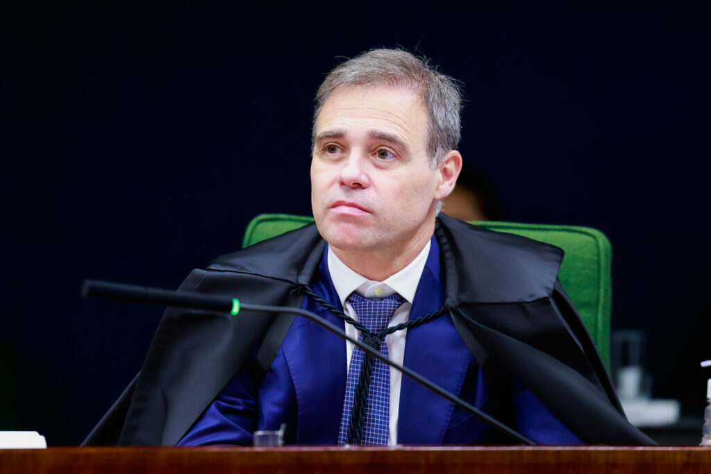 De acordo com a publicação da Gazeta do Povo, André Mendonça, ex-ministro da Justiça e atual ministro do Supremo Tribunal Federal, afirmou que seria lícito receber lucros do Iter, seu instituto de educação. No entanto, Mendonça destacou a importância de dar um bom testemunho para a igreja, o que implica em uma gestão cuidadosa dos recursos financeiros provenientes de sua empresa. A declaração foi feita em um contexto onde Mendonça busca alinhar suas atividades empresariais com seus valores pessoais e religiosos, enfatizando a transparência e a responsabilidade social. Segundo o site, Mendonça explicou que os lucros obtidos pelo Iter serão destinados ao dízimo e a obras sociais, reforçando seu compromisso com a comunidade e com os princípios que defende. Essa decisão, conforme relatado, está em consonância com sua visão de que os recursos financeiros devem ser utilizados para promover o bem-estar social e apoiar iniciativas que beneficiem a sociedade como um todo. A publicação destaca que essa postura de Mendonça reflete sua intenção de manter uma coerência entre suas ações empresariais e suas crenças religiosas, buscando sempre o equilíbrio entre o sucesso financeiro e a contribuição social. Ainda de acordo com a Gazeta do Povo, a abordagem de Mendonça em relação ao uso dos lucros do Iter é vista como uma tentativa de harmonizar suas responsabilidades empresariais com suas convicções pessoais. A publicação sugere que essa atitude pode servir de exemplo para outros empresários que desejam integrar valores éticos e sociais em suas práticas de negócios. Mendonça, ao enfatizar a importância de dar um bom testemunho para a igreja, reforça a ideia de que a ética e a responsabilidade social devem ser pilares fundamentais na condução de qualquer empreendimento, especialmente quando se busca impactar positivamente a comunidade e o ambiente ao redor.