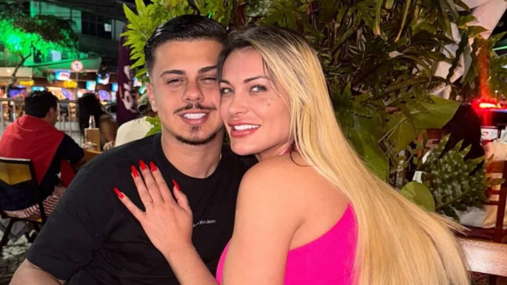 De acordo com o site O Antagonista, a modelo Andressa Urach surpreendeu seus seguidores ao anunciar seu casamento, que ocorreu em total sigilo há 11 dias. A revelação foi feita através de sua conta no Instagram, onde Urach compartilhou a novidade com seus fãs. A modelo, que já esteve sob os holofotes em diversas ocasiões, optou por uma cerimônia discreta, longe das redes sociais e da atenção pública. Segundo a publicação, Urach explicou que a decisão de manter o evento em segredo foi motivada por um desejo de preservar a intimidade do momento e evitar a exposição excessiva que costuma acompanhar eventos de figuras públicas. O site informa que o marido de Andressa Urach é um empresário de 25 anos, embora detalhes adicionais sobre a identidade do cônjuge não tenham sido divulgados. A escolha pela discrição parece ser uma mudança de postura para Urach, que já protagonizou momentos de grande visibilidade na mídia. Segundo O Antagonista, a modelo justificou a decisão de manter o casamento em sigilo como uma forma de proteger a relação e garantir que o início da vida a dois fosse vivido de maneira mais reservada e tranquila. A publicação destaca que, apesar do anúncio tardio, a notícia gerou grande repercussão entre os seguidores da modelo, que manifestaram surpresa e felicitações nos comentários da postagem. Ainda conforme O Antagonista, a decisão de Andressa Urach de manter o casamento fora dos holofotes pode ser vista como parte de uma estratégia mais ampla de resguardar sua vida pessoal. A publicação sugere que, ao optar por não compartilhar imediatamente o evento com o público, Urach busca um equilíbrio entre sua carreira pública e sua vida privada. Essa abordagem, segundo o site, reflete uma tendência crescente entre celebridades que desejam manter aspectos de suas vidas pessoais longe da constante vigilância das redes sociais e da mídia. A notícia do casamento de Urach, mesmo anunciada após o fato, continua a atrair a atenção de seus seguidores e do público em geral, interessados em acompanhar os próximos passos da modelo.