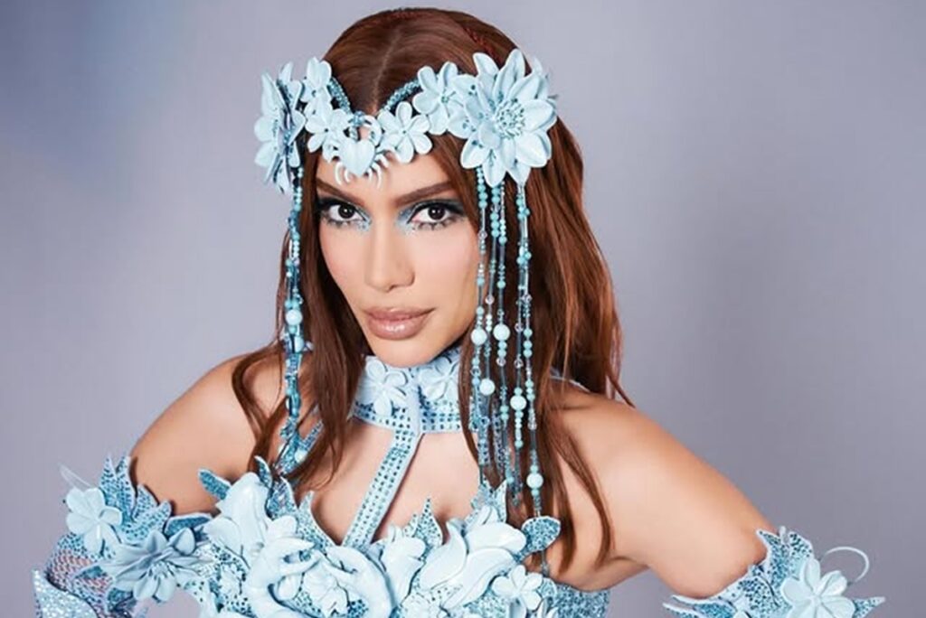 De acordo com o site Metrópoles, a cantora Anitta interrompeu sua apresentação em um bloco de carnaval no Maranhão para denunciar uma tentativa de furto que estava ocorrendo entre o público. A publicação relata que, durante o evento, a artista percebeu a ação de dois homens que estariam furtando os foliões presentes. Anitta, então, paralisou o show para chamar a atenção das autoridades de segurança presentes no local, com o objetivo de evitar que os suspeitos continuassem com a prática criminosa. Ainda segundo o Metrópoles, a atitude de Anitta foi recebida com aplausos pelo público, que demonstrou apoio à iniciativa da cantora de zelar pela segurança dos presentes. A publicação destaca que a artista fez questão de alertar os foliões sobre a importância de estarem atentos aos seus pertences durante eventos de grande aglomeração, como os blocos de carnaval. Anitta teria enfatizado que a segurança de todos é uma prioridade e que é fundamental que os participantes colaborem com as autoridades para garantir um ambiente seguro e festivo. O site Metrópoles também informa que, após a intervenção de Anitta, os dois homens suspeitos de furto foram identificados e retirados do local pelas forças de segurança. A publicação ressalta que a ação rápida e decisiva da cantora contribuiu para a manutenção da ordem e tranquilidade do evento, permitindo que a festa continuasse sem maiores incidentes. Segundo o Metrópoles, a atitude de Anitta foi amplamente elogiada nas redes sociais, onde muitos internautas destacaram a importância de figuras públicas utilizarem sua visibilidade para promover a segurança e o bem-estar em eventos de grande porte.