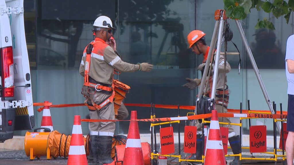 Segundo informações divulgadas pela concessionária responsável pelo fornecimento de energia elétrica, o serviço foi restabelecido após um apagão que afetou os bairros de Copacabana e Leme, no Rio de Janeiro. De acordo com a publicação no site G1, o incidente ocorreu logo após o Ano Novo e durou quatro dias, causando transtornos significativos para os moradores e comerciantes da região. A concessionária não especificou as causas exatas do apagão, mas garantiu que medidas foram tomadas para evitar que o problema se repita no futuro. Ainda conforme o site G1, os bairros de Copacabana e Leme já haviam enfrentado problemas semelhantes anteriormente, o que gerou preocupação entre os residentes sobre a confiabilidade do serviço de energia elétrica na área. Durante o período do apagão, muitos moradores relataram dificuldades em realizar atividades cotidianas, como o uso de eletrodomésticos e a manutenção de alimentos refrigerados. Além disso, comerciantes locais enfrentaram perdas financeiras devido à interrupção do fornecimento de energia, que afetou o funcionamento de estabelecimentos comerciais e serviços essenciais. A concessionária, segundo a mesma fonte, afirmou que está trabalhando em melhorias na infraestrutura elétrica para garantir um fornecimento mais estável e seguro para os bairros afetados. A empresa destacou que está investindo em tecnologia e manutenção preventiva para minimizar o risco de novos apagões. A publicação no G1 também menciona que a concessionária está em contato com as autoridades locais para coordenar ações que possam mitigar os impactos de eventuais interrupções futuras, buscando assegurar que a população de Copacabana e Leme tenha um serviço de energia elétrica confiável e contínuo.