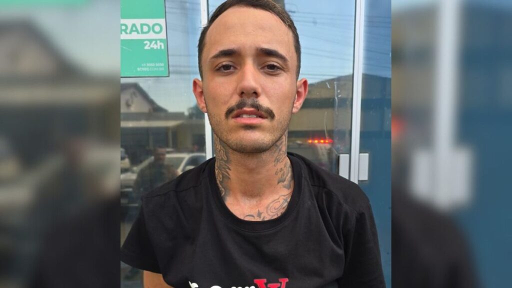 De acordo com o site ND Mais, Sandro Coutinho foi condenado a 70 anos de prisão pelos crimes de feminicídio e furto qualificado. A sentença foi aplicada após o réu confessar o assassinato de Mikaella Sagás, uma esteticista, em Biguaçu, na região da Grande Florianópolis. Segundo a publicação, Coutinho gravou um vídeo admitindo o crime antes de ser preso, o que contribuiu para a sua condenação. O caso gerou grande repercussão na comunidade local, destacando a gravidade dos crimes cometidos e a busca por justiça para a vítima. O site informa que o julgamento considerou as circunstâncias agravantes do crime, como a premeditação e a brutalidade do ato, fatores que influenciaram na extensão da pena. A condenação de 70 anos reflete a soma das penas pelos crimes de feminicídio e furto qualificado, conforme detalhado na sentença. Segundo a publicação, a decisão judicial foi recebida com alívio pela família da vítima, que esperava por uma punição exemplar para o réu. O caso de Mikaella Sagás é mais um exemplo de feminicídio que choca a sociedade e levanta questões sobre a segurança das mulheres. Ainda de acordo com o ND Mais, a condenação de Sandro Coutinho é vista como um passo importante na luta contra a violência de gênero. A publicação destaca que o caso de Mikaella Sagás não é isolado e que a violência contra mulheres continua sendo uma preocupação significativa na região e em todo o país. A sentença serve como um alerta para a necessidade de medidas mais eficazes na prevenção de crimes dessa natureza. Segundo o site, a comunidade espera que a condenação de Coutinho sirva como um precedente para futuros casos, reforçando a importância de uma resposta judicial rigorosa para crimes de feminicídio.