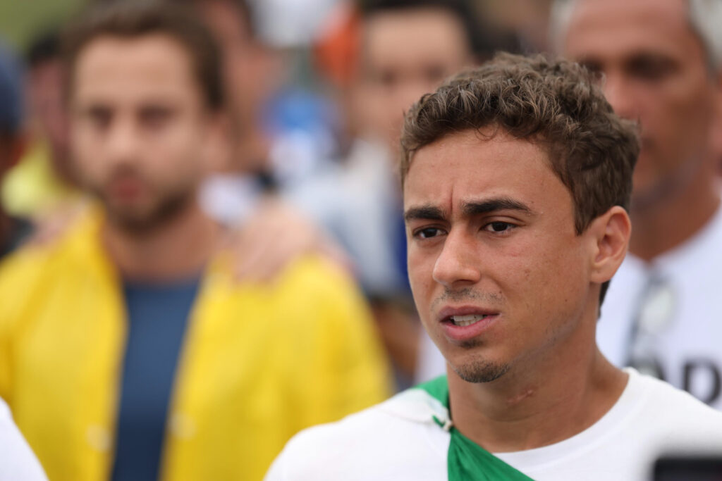 De acordo com informações publicadas pelo site Metrópoles, o deputado Nikolas Ferreira foi condenado a pagar uma indenização de R$ 30 mil a uma psicóloga. A decisão judicial foi motivada por um vídeo publicado por Ferreira, que, segundo a publicação, continha conteúdo ofensivo à profissional. Na época da condenação, a juíza responsável pelo caso determinou que o deputado apagasse o vídeo em questão, como parte das medidas impostas pela sentença. No entanto, três meses após a decisão inicial, Ferreira foi novamente intimado a excluir o material, o que indica que a determinação judicial não havia sido cumprida até aquele momento. O site Metrópoles destaca que a intimação para a remoção do vídeo ocorreu após a constatação de que o conteúdo ainda estava disponível, contrariando a ordem judicial. A publicação não especifica o teor exato do vídeo, mas ressalta que a decisão judicial foi clara quanto à necessidade de sua exclusão para evitar danos contínuos à imagem da psicóloga envolvida. A situação gerou repercussão, uma vez que o não cumprimento de ordens judiciais pode acarretar em sanções adicionais para o deputado, além da multa já estipulada. Conforme relatado pelo Metrópoles, o caso de Nikolas Ferreira ilustra um cenário em que figuras públicas enfrentam consequências legais por suas ações nas redes sociais. A publicação enfatiza que a decisão judicial visa proteger a honra e a dignidade da psicóloga, que se sentiu ofendida pelo conteúdo divulgado. O site também menciona que o desdobramento do caso pode servir de alerta para outros usuários de plataformas digitais, destacando a importância de respeitar decisões judiciais e os direitos de terceiros.