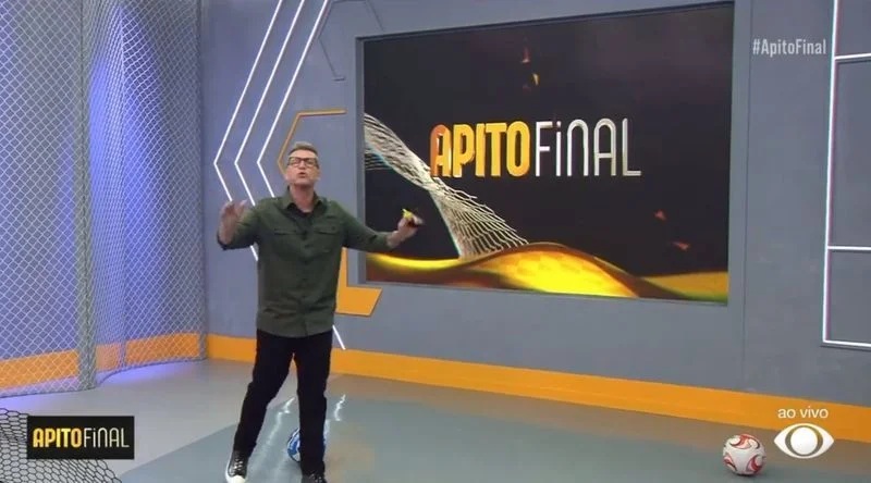 De acordo com o site Bastidores da TV, a Band está realizando uma mudança estratégica em sua programação esportiva, que envolve a transferência do programa “Apito Final”. Essa alteração faz parte de um movimento mais amplo da emissora para fortalecer sua presença no segmento esportivo, colocando o apresentador Craque Neto em uma posição de destaque. A decisão visa aumentar a competitividade da Band no mercado televisivo, especialmente em relação a outras emissoras que também investem fortemente em conteúdo esportivo. Conforme a publicação, a Band está posicionando Craque Neto para competir diretamente com Galvão Bueno, que atualmente está no SBT. Essa estratégia sugere que a emissora busca atrair uma audiência que valoriza comentários esportivos incisivos e carismáticos, características pelas quais Craque Neto é amplamente reconhecido. A competição entre os dois apresentadores pode intensificar a disputa por telespectadores no horário em que seus programas são exibidos, refletindo uma tendência de rivalidade crescente entre as emissoras de televisão aberta no Brasil. Segundo o site, essa movimentação da Band é parte de um esforço para se consolidar como uma das principais referências em cobertura esportiva no país. A escolha de Craque Neto para enfrentar Galvão Bueno no SBT indica a confiança da emissora em seu potencial de atrair e fidelizar o público. A decisão também reflete a importância do esporte na grade de programação da Band, que busca se diferenciar e se destacar em um mercado altamente competitivo. A expectativa é que essa nova configuração traga resultados positivos para a emissora, tanto em termos de audiência quanto de engajamento com o público.
