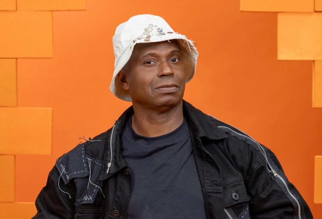 De acordo com o site Pipoca Moderna, a equipe de Edilson Capetinha, ex-participante do Big Brother Brasil 26, utilizou as redes sociais para se manifestar após a expulsão do ex-jogador do reality show. Edilson foi retirado do programa no último sábado, 14 de fevereiro, após um incidente em que agrediu fisicamente Leandro Rocha, conhecido como Boneco. A equipe de Capetinha negou veementemente as alegações de que ele teria ameaçado a família de Boneco, uma preocupação que o próprio Leandro expressou dentro da casa, temendo pela segurança de seus parentes fora do confinamento. Conforme relatado pela publicação, a situação gerou uma série de reações nas redes sociais, onde os administradores das contas de Edilson Capetinha buscaram controlar a narrativa e evitar a propagação de mensagens negativas. A equipe enfatizou que as declarações de ameaça não condizem com a postura de Edilson e que ele não teria feito qualquer menção que pudesse ser interpretada como uma ameaça à família de Leandro Rocha. Essa defesa pública visou mitigar o impacto das acusações e preservar a imagem do ex-jogador, que já enfrentava críticas intensas devido ao comportamento agressivo que culminou em sua expulsão do programa. Ainda segundo o site, a expulsão de Edilson Capetinha do BBB 26 foi um dos assuntos mais comentados nas redes sociais, gerando debates acalorados entre os fãs do programa. A decisão da produção do reality de retirar Edilson da competição foi vista como uma medida necessária para garantir a segurança e o bem-estar dos participantes restantes. A equipe de Edilson, por sua vez, continua a trabalhar para esclarecer os fatos e defender a integridade do ex-participante, enquanto o público aguarda os desdobramentos dessa polêmica dentro e fora da casa mais vigiada do Brasil.