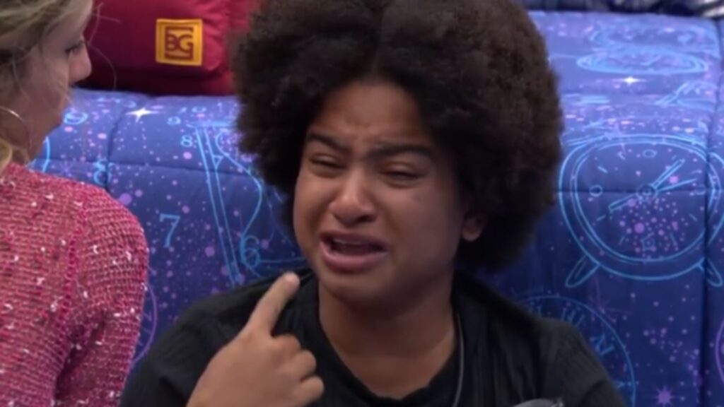 De acordo com o site Contigo, Milena foi a mais recente eliminada do reality show "Big Brother Brasil 26". A saída da participante ocorreu após uma votação popular, que é uma das dinâmicas tradicionais do programa. A eliminação de Milena gerou uma onda de reações nas redes sociais, onde o público expressou opiniões divergentes sobre sua saída. Enquanto alguns internautas comemoraram a eliminação com a expressão "Vaza", outros demonstraram descontentamento, indicando que a participante ainda tinha potencial para continuar no jogo. Conforme relatado pela publicação, a divisão de opiniões entre os telespectadores reflete a polarização comum em torno dos participantes do reality show. O "BBB" é conhecido por gerar debates acalorados entre os fãs, que frequentemente se manifestam nas redes sociais para apoiar seus favoritos ou criticar aqueles de quem não gostam. No caso de Milena, a reação foi particularmente intensa, com muitos usuários do Twitter e Instagram compartilhando suas opiniões sobre o desempenho da participante e sua contribuição para a dinâmica da casa. O site Contigo destaca ainda que, com a eliminação de Milena, a competição pelo prêmio final do "BBB 26" se torna ainda mais acirrada. Os participantes restantes agora têm a oportunidade de se reposicionar no jogo e buscar alianças estratégicas para garantir sua permanência. A saída de Milena também abre espaço para novas lideranças e mudanças nas relações dentro da casa, o que pode influenciar diretamente os próximos desdobramentos do programa. A expectativa dos fãs é que os próximos episódios tragam ainda mais surpresas e reviravoltas, características que mantêm o público fiel ao reality show ao longo de suas edições.