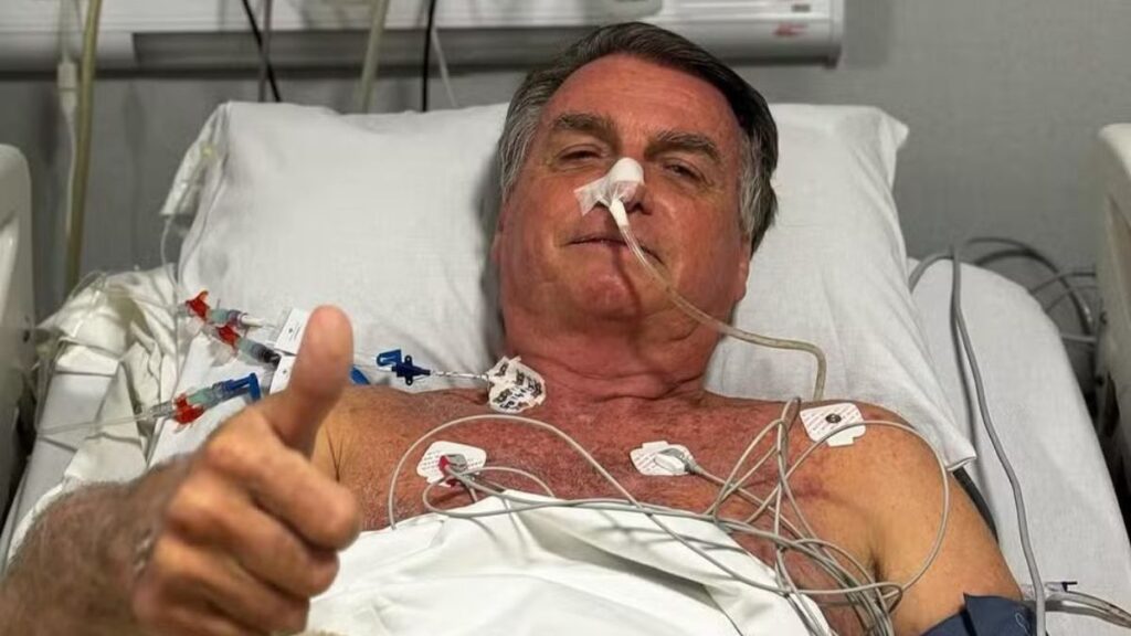 De acordo com informações divulgadas pelo site ND Mais, o vereador Carlos Bolsonaro publicou uma mensagem na tarde desta segunda-feira (16) relatando que o ex-presidente Jair Bolsonaro passou mal enquanto estava em uma cela na Papudinha. A publicação não forneceu detalhes específicos sobre o quadro clínico de Bolsonaro, mas destacou que ele está sendo monitorado. A mensagem de Carlos Bolsonaro, segundo o site, expressou preocupação com a situação de saúde de seu pai, utilizando a expressão "sem palavras" para descrever o episódio. Ainda conforme o ND Mais, o incidente ocorreu na Papudinha, local onde Bolsonaro está detido. A publicação não esclareceu as circunstâncias que levaram ao mal-estar do ex-presidente, nem forneceu informações adicionais sobre seu estado de saúde atual. O site ressaltou que a falta de detalhes sobre o quadro clínico de Bolsonaro gerou especulações e preocupações entre seus apoiadores e familiares. Carlos Bolsonaro, em sua mensagem, não especificou se o ex-presidente recebeu atendimento médico imediato ou se houve necessidade de intervenção hospitalar. O ND Mais informou que a situação de Jair Bolsonaro na Papudinha tem sido acompanhada de perto por seus familiares, que estão atentos a qualquer mudança em seu estado de saúde. A publicação destacou que, até o momento, não houve pronunciamento oficial das autoridades responsáveis pela custódia de Bolsonaro sobre o episódio de mal-estar. O site ND Mais concluiu que a situação continua a ser monitorada, e novas informações poderão ser divulgadas à medida que mais detalhes se tornem disponíveis.