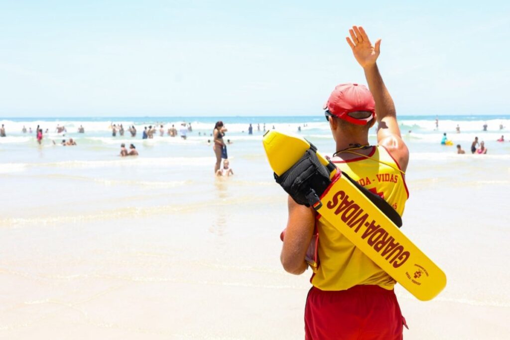 De acordo com informações publicadas pelo site Metrópoles, duas adolescentes foram resgatadas do mar em Santos, São Paulo, após um incidente que exigiu a intervenção dos bombeiros. O site relata que o episódio ocorreu durante o período de Carnaval, quando as praias costumam ficar mais movimentadas devido ao aumento do número de turistas e moradores locais que aproveitam o feriado prolongado para se divertir à beira-mar. As adolescentes, cuja identidade não foi revelada, estavam em situação de risco e precisaram de assistência para serem retiradas da água em segurança. Os bombeiros foram acionados e realizaram o resgate, garantindo que ambas fossem levadas para a praia sem ferimentos graves. Ainda segundo o Metrópoles, em outro incidente ocorrido em Ubatuba, também no litoral paulista, um banhista ficou à deriva e precisou ser resgatado por um helicóptero. A publicação detalha que o homem estava em uma área afastada da costa e não conseguia retornar por conta própria, o que levou à mobilização de uma equipe de resgate aéreo. O uso do helicóptero foi necessário devido à localização do banhista e às condições do mar, que dificultavam o acesso por outros meios. O resgate foi bem-sucedido, e o banhista foi levado em segurança para a terra firme, onde recebeu os cuidados necessários. O site Metrópoles destaca que esses incidentes reforçam a importância de medidas de segurança e atenção redobrada nas praias, especialmente durante períodos de grande movimentação, como o Carnaval. As autoridades locais e os bombeiros alertam para os riscos associados ao mar, como correntes de retorno e mudanças repentinas nas condições climáticas, que podem surpreender até mesmo os nadadores mais experientes. A publicação enfatiza a necessidade de seguir as orientações dos salva-vidas e respeitar as sinalizações de segurança para evitar situações de perigo. Além disso, o site lembra que é fundamental que os banhistas estejam sempre atentos e, em caso de emergência, acionem imediatamente os serviços de resgate.