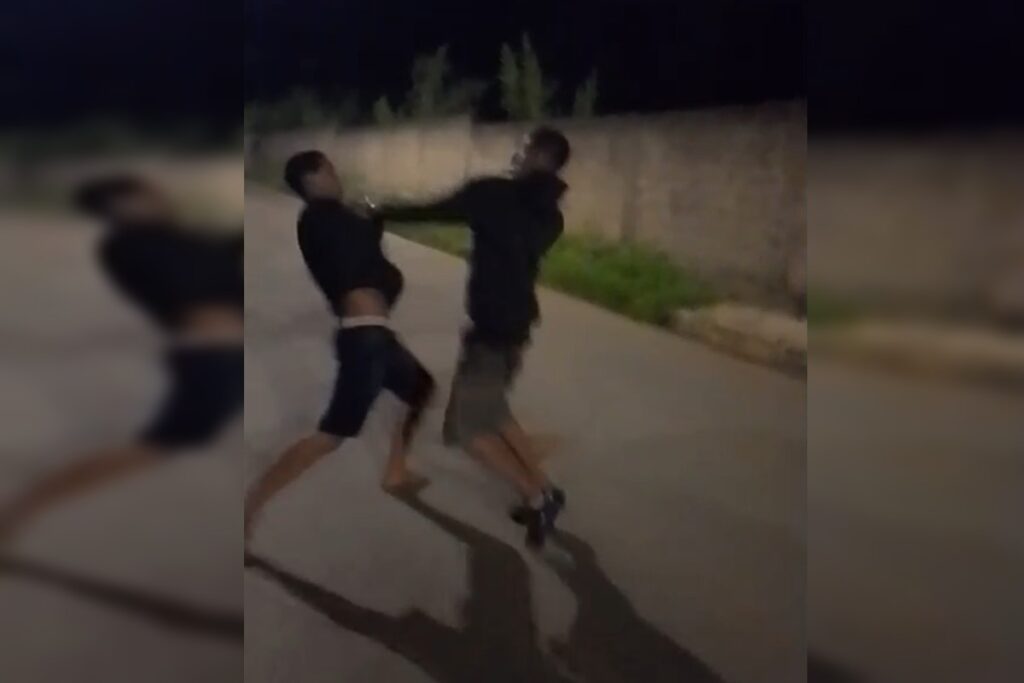 De acordo com informações divulgadas pelo site Metrópoles, um jovem de 19 anos faleceu após ser submetido a um mata-leão durante uma briga generalizada no bairro Nova Colina, em Sobradinho I. O incidente ocorreu em um contexto de tumulto, e a vítima não resistiu à técnica de estrangulamento aplicada durante a confusão. O site destaca que a situação rapidamente se descontrolou, levando a um desfecho trágico para o jovem envolvido. Segundo a publicação, há indícios de que a briga que resultou na morte do jovem pode ter se iniciado de comum acordo entre os participantes. Essa informação sugere que o confronto pode ter sido premeditado ou, pelo menos, aceito por ambas as partes antes de se tornar violento. O site Metrópoles aponta que as circunstâncias exatas que levaram ao início da briga ainda estão sob investigação pelas autoridades competentes, que buscam esclarecer os detalhes do ocorrido e identificar todos os envolvidos. Ainda conforme o site, a polícia está conduzindo uma investigação para determinar as responsabilidades e entender melhor o que motivou o confronto. Testemunhas estão sendo ouvidas para fornecer mais informações sobre o caso, e imagens de câmeras de segurança da região estão sendo analisadas para ajudar na elucidação dos fatos. O Metrópoles ressalta que a comunidade local está abalada com o incidente, e há um clamor por justiça e por medidas que possam prevenir a repetição de eventos semelhantes no futuro.