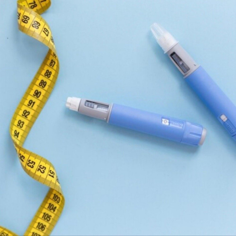 De acordo com o site "Estado de Minas", as canetas emagrecedoras nacionais chegaram recentemente às farmácias brasileiras, oferecendo uma alternativa aos produtos importados que já estavam disponíveis no mercado. A publicação informa que esses dispositivos, utilizados para auxiliar na perda de peso, têm despertado o interesse dos consumidores devido ao seu custo potencialmente mais acessível em comparação com as opções estrangeiras. Segundo a fonte, a introdução das canetas emagrecedoras fabricadas no Brasil pode representar uma mudança significativa no mercado de produtos para emagrecimento, que até então era dominado por marcas internacionais. O site destaca que os preços das canetas emagrecedoras nacionais variam, mas tendem a ser mais competitivos em relação aos produtos importados. Essa diferença de preço, conforme a publicação, pode ser um fator decisivo para muitos consumidores que buscam soluções eficazes para a perda de peso sem comprometer o orçamento. Além disso, o "Estado de Minas" aponta que a produção local desses dispositivos pode reduzir custos logísticos e de importação, refletindo em preços mais baixos para o consumidor final. A publicação também sugere que a presença de produtos nacionais no mercado pode estimular a concorrência, potencialmente levando a uma redução nos preços dos produtos importados. Ainda segundo o "Estado de Minas", a chegada das canetas emagrecedoras nacionais às farmácias pode ter implicações além do aspecto econômico. A publicação menciona que a produção local desses dispositivos pode incentivar o desenvolvimento de tecnologias e inovações no setor de saúde e bem-estar no Brasil. Além disso, o site ressalta que a fabricação nacional pode gerar empregos e fortalecer a indústria farmacêutica brasileira. No entanto, a publicação também observa que a eficácia e a segurança desses produtos devem ser cuidadosamente avaliadas pelos consumidores, que devem buscar orientação médica antes de iniciar qualquer tratamento para emagrecimento.