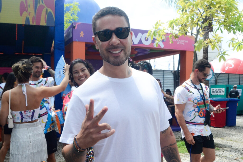 De acordo com o site Metrópoles, o influenciador digital Carlinhos Maia enfrentou uma recepção hostil durante sua participação no Carnaval de Recife. Ao subir em um trio elétrico do Galo da Madrugada, um dos blocos mais tradicionais da cidade, Maia foi recebido com vaias por parte do público presente. O episódio ocorreu em meio à celebração carnavalesca, que é conhecida por atrair multidões e por sua atmosfera festiva e acolhedora. No entanto, a reação do público ao influenciador destoou do clima habitual do evento, gerando um momento de tensão. Conforme relatado pela publicação, a resposta de Carlinhos Maia às vaias foi imediata e marcada por palavrões. O influenciador, que possui uma vasta base de seguidores nas redes sociais, não hesitou em expressar sua insatisfação com a recepção negativa. A atitude de Maia gerou ainda mais repercussão, tanto entre os presentes quanto nas redes sociais, onde o episódio rapidamente se tornou um dos assuntos mais comentados. A reação do influenciador foi vista por muitos como uma tentativa de se defender das críticas, embora tenha gerado divisões entre seus seguidores e o público em geral. O site Metrópoles destaca que a situação envolvendo Carlinhos Maia no Carnaval de Recife levanta questões sobre a relação entre figuras públicas e o público em grandes eventos. A interação entre Maia e os foliões do Galo da Madrugada exemplifica como a popularidade nas redes sociais nem sempre se traduz em aceitação em eventos presenciais. Além disso, a resposta do influenciador às vaias pode ser vista como um reflexo das pressões enfrentadas por personalidades públicas ao lidarem com críticas e desaprovação em ambientes amplamente expostos. O episódio continua a repercutir, alimentando debates sobre a conduta de influenciadores e a dinâmica de suas interações com o público.