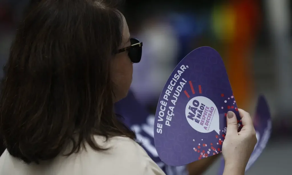 De acordo com uma pesquisa realizada pelo Instituto Locomotiva, divulgada nesta quarta-feira (11), 80% das mulheres brasileiras expressam temor em relação ao assédio sexual durante o Carnaval. A pesquisa, que foi destacada pelo site Brasil de Fato, revela que quase metade das mulheres, precisamente 47%, já foram vítimas de alguma forma de assédio sexual durante as festividades carnavalescas. Esses dados refletem uma preocupação significativa entre as mulheres em relação à segurança e ao respeito durante um dos eventos culturais mais emblemáticos do Brasil. Além disso, a pesquisa aponta que 86% dos entrevistados, independentemente do gênero, concordam que o assédio ainda é uma realidade presente no Carnaval. Essa percepção generalizada sugere que o problema do assédio sexual não é apenas uma questão de experiências individuais, mas também uma preocupação coletiva que afeta a sociedade como um todo. Conforme relatado pelo Brasil de Fato, esses números destacam a necessidade de medidas mais eficazes para combater o assédio e garantir um ambiente seguro e respeitoso para todos os participantes das festividades. O site Brasil de Fato enfatiza que os resultados da pesquisa do Instituto Locomotiva trazem à tona a urgência de discutir e implementar políticas públicas e campanhas de conscientização que visem a erradicação do assédio sexual no Carnaval. A publicação sugere que, para muitas mulheres, o medo de serem assediadas pode comprometer a experiência de participar plenamente das celebrações. Assim, a pesquisa serve como um alerta para a sociedade e para os organizadores de eventos, ressaltando a importância de promover um Carnaval inclusivo e seguro, onde todos possam desfrutar sem medo de violência ou desrespeito.