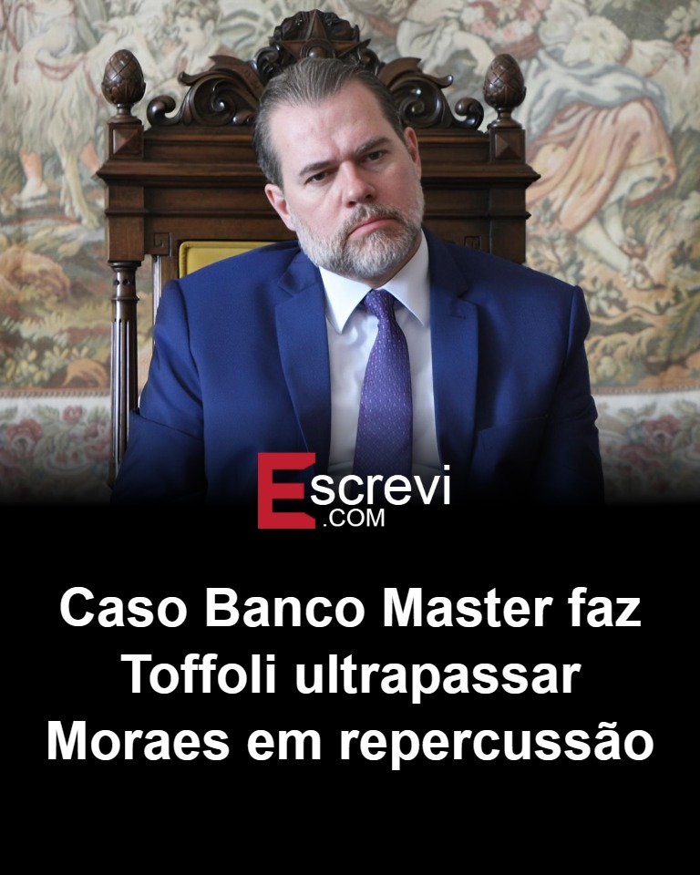 De acordo com o site Conexão Política, houve uma mudança significativa nas menções em redes sociais e nas pesquisas do Google relacionadas a figuras do cenário político brasileiro. O caso envolvendo o Banco Master fez com que o ministro Dias Toffoli ultrapassasse Alexandre de Moraes em termos de repercussão. Essa inversão nas menções sugere uma alteração no foco de atenção do público, que agora se concentra mais em Toffoli do que em Moraes, conforme apontam os dados analisados. Segundo a publicação, essa mudança no cenário de repercussão pode ser atribuída ao impacto do caso Banco Master, que trouxe à tona discussões e debates envolvendo o ministro Toffoli. O aumento nas menções reflete o interesse crescente do público em entender as implicações e desdobramentos desse caso específico. O Conexão Política destaca que essa alteração no volume de buscas e menções é um indicativo de como eventos específicos podem influenciar a percepção pública e a atenção dedicada a diferentes figuras políticas. Ainda conforme o Conexão Política, essa dinâmica de repercussão nas redes sociais e nas pesquisas do Google é um fenômeno que ilustra a volatilidade do interesse público em temas políticos. A publicação sugere que, enquanto o caso Banco Master continua a ser discutido, é provável que Toffoli mantenha uma posição de destaque nas menções, ultrapassando outros ministros como Alexandre de Moraes. Essa situação evidencia como eventos pontuais podem alterar rapidamente o foco das discussões políticas, refletindo a natureza dinâmica e em constante mudança do cenário político nacional.