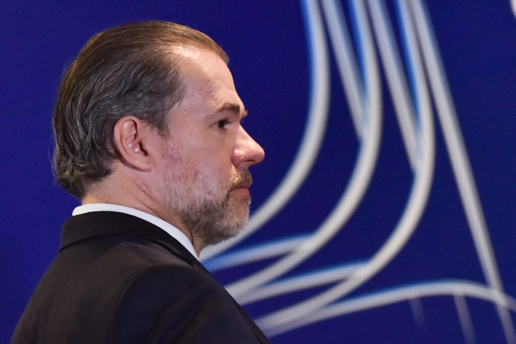 De acordo com informações publicadas pelo site Metrópoles, um encontro foi convocado após a Polícia Federal encontrar mensagens no celular de Daniel Vorcaro que mencionam o ministro do Supremo Tribunal Federal (STF), Dias Toffoli. As mensagens teriam levantado preocupações sobre possíveis vazamentos de informações confidenciais de reuniões do STF. A publicação destaca que a descoberta dessas mensagens gerou uma série de especulações e levou à necessidade de esclarecimentos por parte das autoridades envolvidas. Segundo o site, o ministro Dias Toffoli negou categoricamente qualquer envolvimento em vazamentos de reuniões do STF. Em resposta às alegações, Toffoli afirmou: "Claro que não", ao ser questionado sobre a possibilidade de ter vazado informações. A publicação ressalta que o ministro se posicionou de forma firme e direta, buscando afastar qualquer suspeita sobre sua conduta. A situação, conforme relatado, gerou um clima de tensão e a necessidade de uma investigação mais aprofundada para esclarecer os fatos e garantir a integridade das informações discutidas no âmbito do Supremo Tribunal Federal. Ainda de acordo com o Metrópoles, a convocação do encontro visa tratar das implicações das mensagens encontradas e discutir medidas para evitar futuros vazamentos de informações sensíveis. A publicação enfatiza que a segurança das comunicações internas do STF é de extrema importância para o funcionamento adequado da Justiça no país. O caso, conforme relatado, está sendo acompanhado de perto pelas autoridades competentes, que buscam garantir que todas as medidas necessárias sejam tomadas para proteger a confidencialidade das deliberações do tribunal.