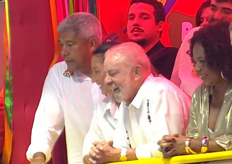 De acordo com informações divulgadas pelo site da Jovem Pan, o presidente Luiz Inácio Lula da Silva esteve presente no camarote do governo da Bahia durante a passagem de um bloco no circuito Osmar, em Campo Grande, durante o Carnaval de Salvador. A presença do presidente no evento foi destacada como parte das festividades carnavalescas na capital baiana, que é conhecida por sua vibrante celebração. O circuito Osmar é um dos principais trajetos do Carnaval de Salvador, atraindo milhares de foliões e contando com a participação de diversos blocos e artistas renomados. Ainda segundo a publicação, durante a passagem do bloco BaianaSystem, um dos momentos marcantes foi o coro entoado pela multidão presente, que clamava "sem anistia". Essa manifestação, conforme relatado pelo site, está relacionada a um movimento que ganhou força no Brasil, pedindo responsabilização por atos antidemocráticos e por crimes cometidos durante o período recente de instabilidade política no país. O BaianaSystem, conhecido por suas letras engajadas e críticas sociais, aproveitou a ocasião para reforçar essa mensagem, que ressoou entre os foliões presentes no circuito. A Jovem Pan destacou que a presença de Lula no evento foi cercada de simbolismo, uma vez que o presidente tem uma forte ligação histórica com a Bahia, estado que sempre lhe conferiu expressiva votação em suas campanhas eleitorais. A participação de Lula no Carnaval de Salvador, conforme a fonte, foi vista como um gesto de aproximação com o povo baiano e uma demonstração de apoio à cultura local. O evento também serviu como uma plataforma para que questões políticas e sociais fossem levantadas em meio à celebração, evidenciando a interseção entre cultura e política no cenário brasileiro atual.