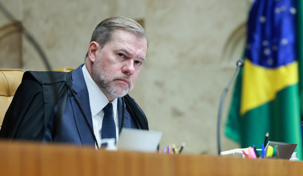 De acordo com informações publicadas pelo site O Antagonista, a Polícia Federal identificou, em conversas extraídas do celular de Daniel Vorcaro, proprietário do Banco Master, menções a um pagamento de R$ 20 milhões destinado a um resort que teria participação do ministro do Supremo Tribunal Federal (STF), Dias Toffoli. As mensagens, que foram obtidas pela PF, também fazem referência a serviços jurídicos prestados por Roberta Rangel, ex-esposa do ministro Toffoli. Segundo o site, essas revelações foram parte de uma investigação mais ampla que envolve o empresário e possíveis transações financeiras de grande vulto. O site O Antagonista destaca que as mensagens encontradas no celular de Vorcaro levantam questões sobre a natureza dos pagamentos mencionados e o envolvimento de figuras públicas em transações financeiras significativas. As conversas indicam que Roberta Rangel teria prestado serviços jurídicos, embora não fique claro nas mensagens qual seria a relação direta entre esses serviços e o pagamento mencionado para o resort. Segundo a publicação, a Polícia Federal está analisando o conteúdo das mensagens para entender melhor o contexto e as implicações legais das transações mencionadas. Ainda de acordo com O Antagonista, a investigação sobre as mensagens de Daniel Vorcaro faz parte de um esforço mais amplo das autoridades para monitorar e investigar possíveis irregularidades financeiras envolvendo empresários e figuras públicas. O site ressalta que, até o momento, não há conclusões definitivas sobre a legalidade das transações mencionadas nas conversas, e que as investigações estão em andamento. As autoridades competentes continuam a examinar as evidências para determinar se houve alguma violação das leis vigentes e quais seriam as possíveis consequências legais para os envolvidos.