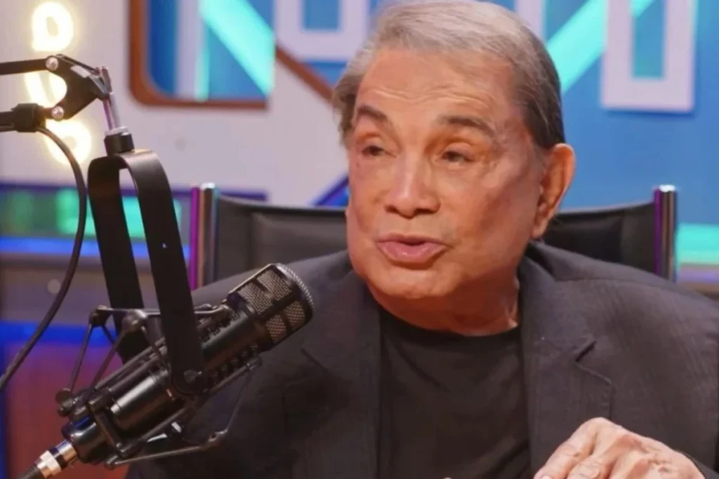 De acordo com informações divulgadas pelo site TV Prime, o humorista Dedé Santana, conhecido por seu trabalho no grupo "Os Trapalhões", passou mal enquanto estava em Goiânia e precisou ser hospitalizado. A publicação destaca que Dedé, atualmente com 89 anos, foi atendido em uma unidade de saúde local após apresentar um quadro de saúde que inspirou cuidados. A equipe do humorista foi responsável por comunicar o ocorrido ao público, tranquilizando os fãs sobre o estado de saúde de Dedé Santana. Segundo a equipe, ele está recebendo o tratamento necessário e sendo acompanhado por profissionais de saúde. O site TV Prime relata que, apesar do susto inicial, Dedé Santana está se recuperando bem e permanece sob observação médica. A equipe do humorista não forneceu detalhes específicos sobre o diagnóstico ou os sintomas que levaram à hospitalização, mas garantiu que ele está em boas mãos e que os médicos estão otimistas quanto à sua recuperação. A notícia do internamento de Dedé gerou uma onda de apoio e solidariedade nas redes sociais, com fãs e colegas de profissão enviando mensagens de carinho e desejando uma rápida melhora ao humorista. Ainda segundo a publicação, Dedé Santana tem uma carreira consolidada no humor brasileiro, sendo um dos integrantes mais queridos do grupo "Os Trapalhões", que fez grande sucesso nas décadas de 1970 e 1980. O humorista, que continua ativo na cena artística, tem uma legião de admiradores que acompanham seu trabalho e torcem por sua saúde. A equipe de Dedé Santana prometeu manter o público informado sobre qualquer atualização relevante em relação ao estado de saúde do humorista, reforçando o compromisso de transparência com os fãs e a imprensa.