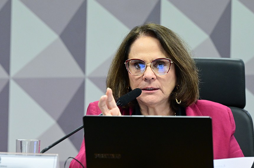 A senadora Damares Alves, representante do Distrito Federal pelo partido Republicanos, manifestou-se de forma contundente em relação ao que descreveu como "sigilo master" sobre documentos vinculados ao caso Banco Master. De acordo com a publicação da Revista Oeste, Damares defendeu a necessidade de derrubar esse sigilo, que envolve informações sensíveis relacionadas à instituição financeira e ao seu proprietário, Daniel Vorcaro. A senadora argumentou que a transparência é essencial para o avanço das investigações e para a integridade do processo legislativo, especialmente no contexto da Comissão Parlamentar Mista de Inquérito (CPMI) do Instituto Nacional do Seguro Social (INSS). Conforme relatado pela fonte, Damares Alves destacou a importância de retirar as quebras de sigilo de Vorcaro da CPMI do INSS, sugerindo que tal medida poderia marcar o início de uma nova era para o país. A senadora enfatizou que a abertura dos documentos ao escrutínio público é um passo crucial para garantir a justiça e a responsabilização dos envolvidos. Segundo o site, Damares acredita que a transparência nos processos investigativos é fundamental para restaurar a confiança da população nas instituições públicas e no sistema financeiro. A publicação também menciona que a senadora vê este momento como uma oportunidade para promover mudanças significativas no cenário político e econômico do Brasil. De acordo com a Revista Oeste, Damares Alves considera que a derrubada do sigilo sobre o caso Banco Master pode servir como um precedente importante para futuras investigações, incentivando uma cultura de maior abertura e responsabilidade. A senadora concluiu sua declaração afirmando que a transparência é um valor inegociável e que a sociedade brasileira merece ter acesso a todas as informações relevantes para compreender plenamente os acontecimentos que impactam o país.