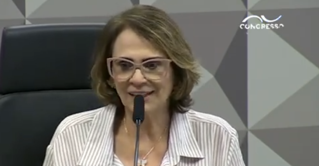 De acordo com o site Congresso em Foco, a senadora Damares Alves fez uma declaração enfática sobre a proteção das crianças durante o período do Carnaval. Em sua fala, Damares destacou a importância de os pais estarem atentos à exposição de suas filhas, especialmente em um contexto de festividades que, segundo ela, pode aumentar a vulnerabilidade das crianças. A senadora afirmou que, se o corpo de uma filha não está à venda, não se deve fazer propaganda dele, enfatizando a necessidade de cuidado e proteção redobrada durante essa época do ano. Conforme relatado pela publicação, Damares Alves ressaltou que o Carnaval, por sua natureza festiva e de celebração, pode ser um período em que as crianças ficam mais expostas a riscos. Ela alertou os pais sobre a responsabilidade de garantir que suas filhas não sejam vistas como objetos de consumo ou exploração. A senadora argumentou que a sociedade deve estar ciente dos perigos potenciais e que a proteção das crianças deve ser uma prioridade para todos, especialmente durante eventos de grande aglomeração e exposição pública. Ainda segundo o site, a declaração de Damares gerou repercussão e debate sobre o papel dos pais e da sociedade na proteção das crianças em eventos culturais e festivos. A senadora defendeu que é fundamental promover uma cultura de respeito e segurança para as crianças, evitando situações que possam comprometer sua integridade e bem-estar. De acordo com a publicação, Damares Alves concluiu sua fala reiterando que a proteção das crianças é uma responsabilidade coletiva e que todos devem estar atentos para garantir um ambiente seguro e respeitoso para os mais jovens.