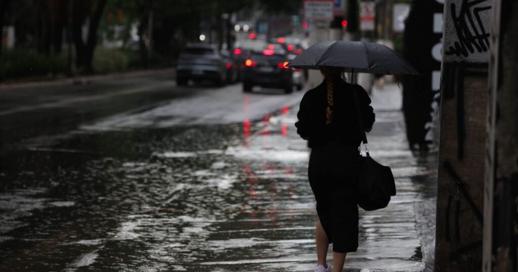 De acordo com informações divulgadas pela CNN Brasil, uma frente fria que se aproxima do litoral paulista está prevista para provocar condições climáticas severas na região. A Defesa Civil emitiu um alerta para a possibilidade de temporais acompanhados de raios, ventos fortes e granizo, com previsão de ocorrerem entre hoje, dia 18, e amanhã, dia 19. Este fenômeno climático é resultado de uma combinação de fatores atmosféricos que favorecem a formação de nuvens carregadas, típicas de tempestades intensas. A população das áreas afetadas deve estar atenta às atualizações meteorológicas e seguir as orientações das autoridades locais para garantir a segurança. Segundo a publicação, a Defesa Civil recomenda que os moradores evitem áreas de risco, como encostas e regiões sujeitas a alagamentos, durante o período de alerta. Além disso, é aconselhável que a população mantenha-se informada sobre as condições do tempo por meio de canais oficiais e evite deslocamentos desnecessários. A presença de ventos fortes pode causar quedas de árvores e destelhamentos, enquanto o granizo representa um risco adicional para veículos e estruturas desprotegidas. As autoridades enfatizam a importância de se abrigar em locais seguros e de evitar o uso de aparelhos eletrônicos ligados à rede elétrica durante as tempestades, devido ao risco de descargas elétricas. Ainda conforme o site, a previsão de chuvas intensas também pode impactar o trânsito e o transporte público na região, com possíveis interrupções e atrasos. As autoridades locais estão em estado de prontidão para responder a emergências e minimizar os impactos das condições climáticas adversas. A população é encorajada a colaborar com as equipes de emergência e a relatar qualquer situação de risco. A Defesa Civil reforça a importância de um planejamento prévio para situações de emergência, incluindo a preparação de kits de primeiros socorros e a identificação de rotas de fuga seguras. A atenção e a precaução são fundamentais para enfrentar os desafios impostos por eventos climáticos extremos, como os previstos para os próximos dias no litoral paulista.