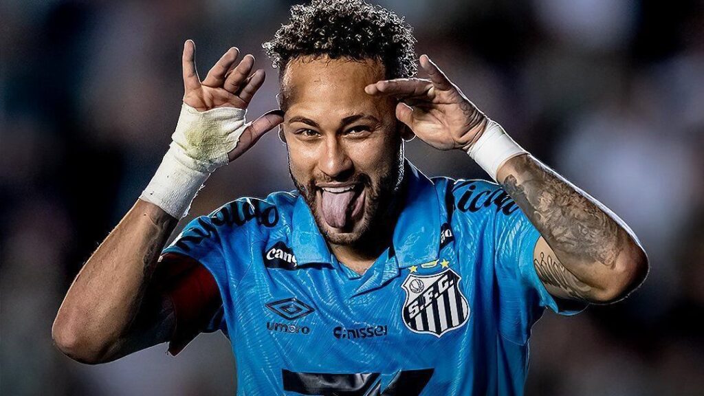 De acordo com informações publicadas no site da CNN Brasil, o atacante Neymar, que atualmente está desfalcando o Santos no Campeonato Brasileiro, fez comentários irônicos sobre o gramado durante uma partida entre Santos e Athletico-PR, realizada em Curitiba. O jogador, que não participou do jogo, utilizou suas redes sociais para expressar sua opinião sobre as condições do campo, gerando repercussão entre os torcedores e a mídia esportiva. Segundo a publicação, Neymar é conhecido por sua presença ativa nas redes sociais, onde frequentemente compartilha suas opiniões e interage com os fãs. Ainda conforme o site, o comentário de Neymar ocorreu enquanto ele assistia ao duelo à distância, já que não pôde estar presente para defender o Santos devido a compromissos com sua equipe atual. A publicação destaca que o jogador não poupou críticas ao gramado, utilizando um tom irônico para chamar a atenção para o estado do campo. Essa atitude gerou uma série de reações nas redes sociais, com muitos usuários comentando sobre a situação e apoiando ou criticando a postura do atacante. A CNN Brasil ressalta que a condição dos gramados é um tema recorrente de discussão no futebol brasileiro, frequentemente alvo de críticas por parte de jogadores e técnicos. Por fim, a reportagem da CNN Brasil menciona que a interação de Neymar nas redes sociais durante eventos esportivos é uma prática comum, e suas declarações costumam ter grande alcance e repercussão. O site observa que, embora o jogador não esteja atuando pelo Santos no momento, sua ligação com o clube e sua influência no mundo do futebol brasileiro continuam sendo significativas. A publicação conclui que a opinião de Neymar sobre o gramado em Curitiba é mais um exemplo de como figuras públicas do esporte utilizam plataformas digitais para expressar suas opiniões e influenciar o debate público sobre questões relevantes no cenário esportivo.