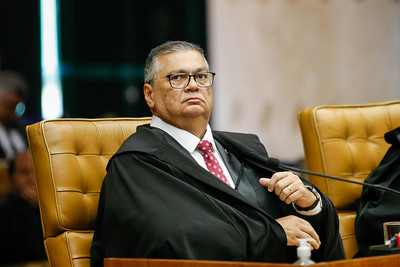 Segundo a publicação da Revista Oeste, o ministro Flávio Dino, do Supremo Tribunal Federal (STF), tomou uma decisão significativa nesta quinta-feira, 19, ao proibir a criação de leis ou atos normativos que permitam remunerações acima do teto constitucional no serviço público. Atualmente, esse limite salarial está fixado em R$ 46,3 mil. A decisão reacende o debate jurídico em torno dos pagamentos que ultrapassam esse limite, um tema que tem sido recorrente nas discussões sobre a administração pública e a gestão de recursos no Brasil. A medida visa garantir que nenhum órgão público possa estabelecer normas que resultem em salários superiores ao teto estabelecido pela Constituição. De acordo com a publicação, a decisão do ministro Flávio Dino reflete uma preocupação contínua com a observância dos princípios constitucionais que regem a administração pública, especialmente no que diz respeito à moralidade e à eficiência. A determinação impede que órgãos públicos criem brechas legais para justificar remunerações acima do teto, o que, segundo especialistas citados pela revista, é uma prática que compromete a equidade e a transparência no uso dos recursos públicos. A decisão do STF é vista como um passo importante para coibir excessos e garantir que os limites constitucionais sejam respeitados em todas as esferas do serviço público. Ainda conforme a Revista Oeste, a proibição de criar leis que permitam salários acima do teto constitucional é uma resposta a práticas que, segundo críticos, minam a confiança da população nas instituições públicas. A decisão do ministro Flávio Dino é considerada um marco na luta pela integridade e pela responsabilidade fiscal no setor público. Especialistas ouvidos pela publicação destacam que a medida pode servir como um precedente importante para futuras decisões judiciais sobre o tema, reforçando a necessidade de uma gestão pública que seja não apenas eficiente, mas também alinhada aos valores constitucionais.