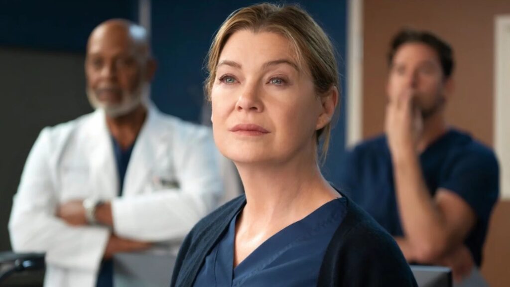 De acordo com o site O Antagonista, a série Grey’s Anatomy deve retornar para a sua 23ª temporada na emissora ABC, mas com novos ajustes financeiros. A publicação informa que a emissora já iniciou as discussões de renovação e comunicou tanto o elenco quanto a equipe sobre a implementação de mais um corte no orçamento. Essa medida, segundo o site, pode impactar diretamente o número de episódios que serão produzidos para o próximo ciclo da série. O site O Antagonista destaca que a conversa sobre o orçamento é um ponto central nas negociações para a continuidade da série. A publicação sugere que a decisão de cortar custos está alinhada com uma estratégia mais ampla da Disney, que é a proprietária da ABC, para otimizar os gastos em suas produções televisivas. Essa estratégia de ajuste financeiro não é inédita, mas a publicação ressalta que o impacto específico sobre Grey’s Anatomy ainda está sendo avaliado, especialmente em relação ao formato e à duração da nova temporada. Ainda segundo O Antagonista, a série, que é um dos dramas médicos mais longevos da televisão, enfrenta o desafio de manter sua popularidade enquanto se adapta a essas novas condições financeiras. A publicação observa que, apesar dos cortes, a expectativa é que Grey’s Anatomy continue a atrair uma audiência fiel, que acompanha a série há anos. No entanto, o site aponta que a redução no número de episódios pode ser uma das consequências mais visíveis dessa reestruturação orçamentária, afetando a forma como as histórias serão desenvolvidas na próxima temporada.