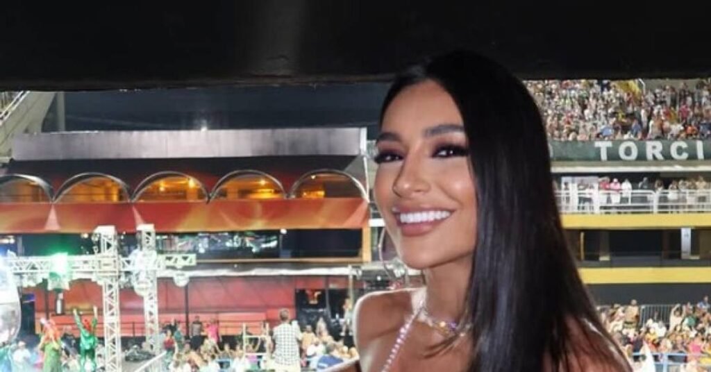 De acordo com a publicação da coluna Veja Gente, Dyego Hilario Tocafundo é mencionado em um contexto que envolve questões legais. Segundo o site, Tocafundo é o pai de Duda Freire, uma amiga da influenciadora digital Virgínia Fonseca. A publicação destaca que Tocafundo foi preso sob a acusação de tráfico de drogas, o que gerou repercussão nas redes sociais e na mídia. A notícia ressalta a conexão entre Duda Freire e Virgínia, que são frequentemente vistas juntas em eventos e postagens nas redes sociais, aumentando o interesse público sobre o caso. Ainda segundo a coluna, a prisão de Tocafundo ocorreu em meio a uma operação policial que visava desmantelar uma rede de tráfico de drogas. A publicação informa que a operação foi conduzida pelas autoridades locais e resultou na apreensão de substâncias ilícitas, além de outros materiais relacionados ao tráfico. Conforme relatado pela fonte, a prisão de Tocafundo trouxe à tona discussões sobre a influência de figuras públicas e suas associações pessoais, especialmente quando envolvem questões legais de grande repercussão. A publicação também menciona que, apesar da prisão de seu pai, Duda Freire não se manifestou publicamente sobre o ocorrido até o momento da reportagem. Segundo o site, a influenciadora Virgínia Fonseca também não comentou o caso diretamente, mas continua a manter sua presença ativa nas redes sociais. A coluna destaca que a situação de Tocafundo ainda está em andamento, com as investigações prosseguindo para esclarecer todos os detalhes do caso. A reportagem conclui que o desenrolar dos acontecimentos poderá trazer novas informações sobre o envolvimento de Tocafundo nas atividades ilegais, conforme as autoridades avançam nas investigações.