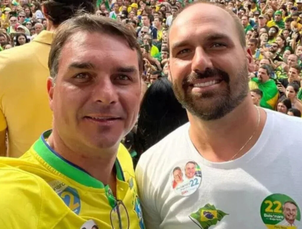 De acordo com o site Alfinetei, em uma recente entrevista concedida a uma emissora de televisão americana, um ex-deputado brasileiro fez declarações polêmicas sobre as intenções políticas de sua família. O ex-deputado, cujo nome não foi especificado na publicação, afirmou que a eleição de seu irmão para a presidência do Brasil seria um passo estratégico para beneficiar o ex-presidente Jair Bolsonaro, além de trazer vantagens pessoais para ele próprio. A entrevista trouxe à tona discussões sobre as dinâmicas familiares e políticas que envolvem a família Bolsonaro, que tem sido uma figura central na política brasileira nos últimos anos. Segundo a publicação, o ex-deputado destacou que, caso seu irmão, Flávio Bolsonaro, vença as eleições presidenciais, ele tomaria medidas que poderiam favorecer diretamente Jair Bolsonaro. Essa afirmação sugere que a candidatura de Flávio não seria apenas uma busca por poder político, mas também uma tentativa de proteger e promover os interesses do ex-presidente. O site Alfinetei aponta que essas declarações podem intensificar o debate sobre a influência da família Bolsonaro na política nacional e as possíveis implicações de uma nova liderança com laços tão estreitos com o ex-presidente. Ainda conforme o Alfinetei, a entrevista gerou repercussão tanto no Brasil quanto no exterior, levantando questões sobre a ética e a transparência nas intenções políticas da família Bolsonaro. A possibilidade de que a eleição de Flávio Bolsonaro possa servir como um meio para beneficiar Jair Bolsonaro e outros membros da família é vista com preocupação por analistas políticos, que temem que isso possa comprometer a integridade das instituições democráticas do país. A publicação sugere que essas revelações podem impactar o cenário político brasileiro, especialmente em um momento em que o país se prepara para futuras eleições presidenciais.