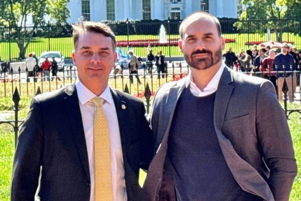 De acordo com o site Metrópoles, o deputado federal Eduardo Bolsonaro afirmou que se considera alvo de uma perseguição por parte do Supremo Tribunal Federal (STF). A declaração foi feita em um contexto de discussões políticas envolvendo sua família, notadamente seu irmão, Flávio Bolsonaro. Eduardo expressou que, diante dessa situação, vê na eleição de Flávio uma possibilidade de mudança no cenário atual. Segundo a publicação, Eduardo acredita que a vitória de seu irmão poderia resultar em medidas que beneficiariam tanto ele quanto seu pai, o ex-presidente Jair Bolsonaro. Ainda conforme o Metrópoles, Eduardo Bolsonaro mencionou que, caso Flávio seja eleito, ele poderia conceder indultos que beneficiariam a ele próprio e a Jair Bolsonaro. Essa declaração sugere que Eduardo vê na eleição de Flávio uma oportunidade de proteção legal contra o que considera ser uma perseguição judicial. O site destaca que essa perspectiva de Eduardo está inserida em um contexto mais amplo de tensões entre membros da família Bolsonaro e o STF, que têm sido alvo de investigações e processos judiciais nos últimos anos. O Metrópoles também relata que a fala de Eduardo Bolsonaro reflete uma estratégia política que busca mobilizar apoio em torno da candidatura de Flávio, utilizando a narrativa de perseguição como um elemento central. Segundo a publicação, essa abordagem pode ser vista como uma tentativa de fortalecer a base de apoio da família Bolsonaro, ao mesmo tempo em que critica as ações do STF. A declaração de Eduardo, conforme o site, é mais um capítulo na complexa relação entre a família Bolsonaro e o Judiciário brasileiro, marcada por embates e acusações mútuas.