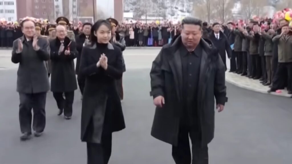 De acordo com informações divulgadas pelo site Aventuras na História, a inteligência da Coreia do Sul está avaliando que Kim Jong-un, líder da Coreia do Norte, está preparando sua filha adolescente, Kim Ju-ae, para eventualmente assumir a liderança do país. A publicação destaca que essa análise surge em meio a uma série de aparições públicas da jovem ao lado de seu pai, o que tem gerado especulações sobre seu papel futuro no regime norte-coreano. Segundo a fonte, essas aparições são vistas como uma possível indicação de que Kim Ju-ae está sendo preparada para um papel de destaque na hierarquia do poder do país. Ainda conforme o site, a presença de Kim Ju-ae em eventos oficiais e militares tem sido interpretada como um sinal de que ela está sendo introduzida aos aspectos fundamentais do governo e das forças armadas norte-coreanas. A publicação ressalta que, embora a sucessão de liderança na Coreia do Norte seja tradicionalmente mantida em segredo, a exposição pública da filha de Kim Jong-un pode ser uma estratégia para familiarizar a população com sua imagem e consolidar sua posição como futura líder. A fonte também menciona que essa prática de introduzir herdeiros ao público não é inédita na dinastia Kim, que governa o país desde sua fundação. Segundo o site Aventuras na História, a possibilidade de Kim Ju-ae assumir a liderança da Coreia do Norte levanta questões sobre a continuidade do regime e as dinâmicas internas do poder no país. A publicação observa que, embora a jovem ainda seja adolescente, sua presença constante ao lado do pai em eventos de grande importância política e militar sugere que ela está sendo preparada para desempenhar um papel significativo no futuro. A fonte conclui que, se essa preparação se concretizar em uma sucessão, Kim Ju-ae poderá se tornar a primeira mulher a liderar a Coreia do Norte, marcando uma nova fase na história do país.
