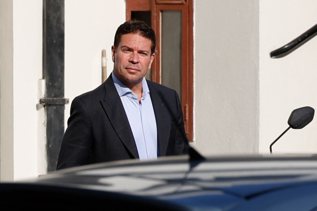 De acordo com uma reportagem publicada pela Gazeta do Povo, a Procuradoria-Geral do Estado de Roraima (PGE-RR) estaria conduzindo uma perseguição contra a esposa de Alexandre Ramagem, ex-diretor-geral da Agência Brasileira de Inteligência (ABIN). A publicação afirma que a situação ocorre mesmo após a solicitação da funcionária para exercer suas atividades de forma remota e sem remuneração. A Gazeta do Povo destaca que a funcionária teria feito esses pedidos na tentativa de evitar a necessidade de retornar ao trabalho presencial, mas que, ainda assim, enfrenta resistência por parte da PGE-RR. Segundo a Gazeta do Povo, a funcionária, que não teve seu nome divulgado, estaria sendo pressionada a retornar ao trabalho presencial, apesar de suas solicitações para continuar desempenhando suas funções de maneira remota. A publicação sugere que essa pressão poderia ser interpretada como uma forma de perseguição, especialmente considerando que a funcionária estaria disposta a abrir mão de seu salário para manter o trabalho remoto. A Gazeta do Povo não especifica os motivos pelos quais a PGE-RR estaria insistindo no retorno presencial, mas indica que a situação tem gerado desconforto e preocupação para a funcionária e seu círculo próximo. A reportagem da Gazeta do Povo também menciona que a situação da esposa de Ramagem levanta questões sobre a flexibilidade das condições de trabalho no serviço público, especialmente em um contexto onde o trabalho remoto se tornou uma prática comum em diversas instituições. A publicação não fornece detalhes adicionais sobre possíveis desdobramentos ou respostas oficiais da PGE-RR em relação às alegações de perseguição. No entanto, a Gazeta do Povo sugere que o caso pode vir a ter implicações mais amplas sobre a gestão de recursos humanos e as políticas de trabalho remoto no setor público.