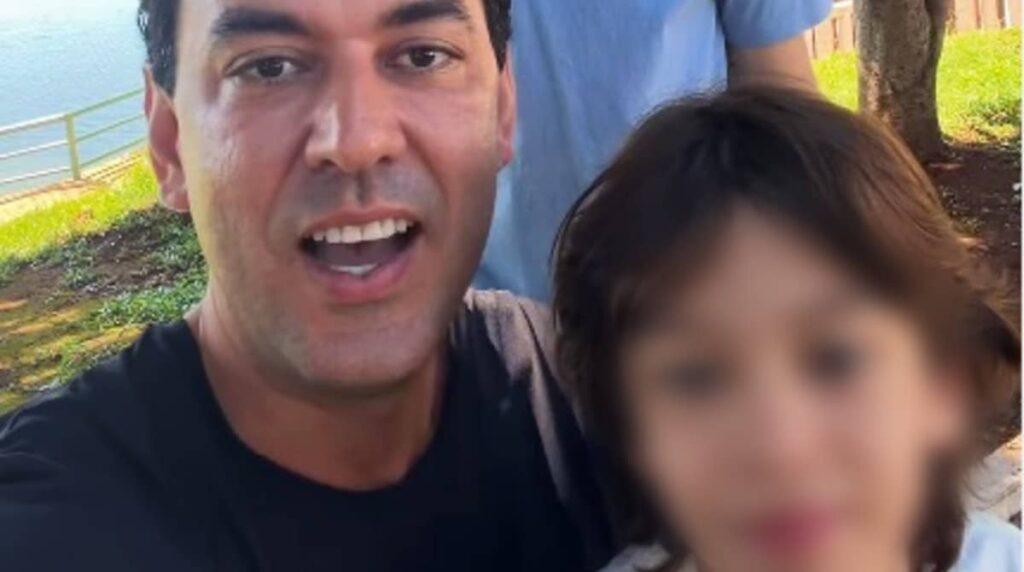 Segundo informações divulgadas pelo site Bebê Mamãe, detalhes sobre o estado de saúde do filho caçula do secretário de Itumbiara foram recentemente revelados. A publicação destaca que a saúde do menino tem sido motivo de preocupação para a família e a comunidade local. De acordo com o site, o filho do secretário enfrenta uma condição médica que requer atenção contínua e cuidados especializados. A situação do garoto tem mobilizado esforços tanto da família quanto de profissionais de saúde para garantir o melhor tratamento possível. Ainda conforme o Bebê Mamãe, a família do secretário tem buscado manter a privacidade em relação ao caso, mas decidiu compartilhar algumas informações para esclarecer rumores e evitar especulações infundadas. A publicação relata que o secretário e sua esposa estão dedicados a acompanhar de perto o tratamento do filho, contando com o apoio de especialistas na área. O site também menciona que a comunidade de Itumbiara tem demonstrado solidariedade e apoio à família, com diversas manifestações de carinho e incentivo. Por fim, o Bebê Mamãe informa que, apesar dos desafios enfrentados, a família mantém uma perspectiva positiva em relação à recuperação do menino. A publicação enfatiza que o secretário agradeceu publicamente o apoio recebido e destacou a importância da união e do suporte emocional durante esse período difícil. De acordo com o site, a situação do filho do secretário continua sendo monitorada de perto, e a família permanece esperançosa quanto à evolução do quadro de saúde do garoto.