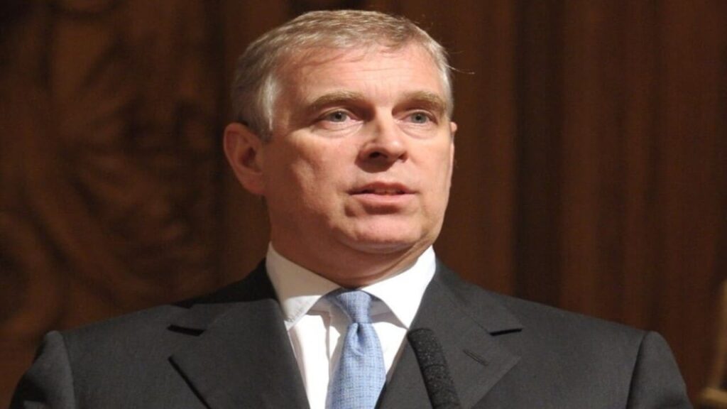 De acordo com o site Terra Brasil Notícias, o ex-príncipe Andrew, de 66 anos, foi detido em sua residência no Reino Unido na quinta-feira, 19 de fevereiro. A detenção ocorre no contexto de uma investigação sobre possíveis ligações com o criminoso sexual Jeffrey Epstein. Esta situação reacende a pressão sobre a família real britânica, colocando Andrew no centro de um inquérito por suspeitas que ainda não foram completamente divulgadas. A publicação destaca que a prisão do ex-príncipe é um desdobramento significativo em um caso que há anos atrai a atenção da mídia e do público, especialmente devido às conexões de Epstein com figuras de alto perfil. Segundo a mesma fonte, a investigação em curso busca esclarecer o grau de envolvimento de Andrew com Epstein, que foi condenado por tráfico sexual de menores e morreu em circunstâncias controversas em 2019. O site relata que, apesar de Andrew ter negado repetidamente qualquer envolvimento ilícito, as autoridades decidiram avançar com a detenção como parte do processo investigativo. A publicação sugere que esta ação pode ser vista como um esforço das autoridades britânicas para demonstrar rigor e transparência na condução do caso, que tem implicações tanto legais quanto diplomáticas. Ainda conforme o Terra Brasil Notícias, a detenção de Andrew pode ter repercussões significativas para a monarquia britânica, que já enfrenta desafios de imagem e credibilidade. O site menciona que a família real tem se esforçado para se distanciar das controvérsias associadas a Epstein, mas a prisão do ex-príncipe pode complicar ainda mais essa tentativa. A publicação também observa que o caso pode influenciar a percepção pública sobre a capacidade da monarquia de lidar com questões internas de maneira eficaz e transparente. A situação continua a evoluir, e novas informações são aguardadas à medida que a investigação avança.