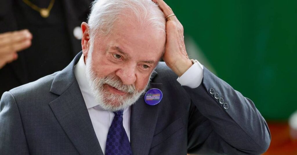 De acordo com um levantamento realizado pelo Serasa, o Brasil enfrenta um cenário preocupante de inadimplência, com 81,2 milhões de pessoas em situação de dívida. Segundo informações divulgadas pelo site da Veja, esse número expressivo de inadimplentes representa um desafio significativo para a economia do país e pode ter implicações políticas importantes. A publicação destaca que o excesso de endividamento dos brasileiros é um fator que pode influenciar o cenário eleitoral, especialmente no que diz respeito à reeleição do presidente Luiz Inácio Lula da Silva. Conforme relatado pela Veja, a situação econômica dos brasileiros, marcada por altos índices de inadimplência, pode impactar a percepção pública sobre a gestão atual e suas políticas econômicas. O site sugere que a dificuldade em lidar com as dívidas pode gerar insatisfação entre os eleitores, o que, por sua vez, pode se refletir nas urnas. A publicação aponta que a capacidade do governo de implementar medidas eficazes para aliviar o endividamento pode ser um fator decisivo na avaliação do desempenho do presidente Lula e de sua administração. Ainda segundo a publicação, o contexto de inadimplência no Brasil é um reflexo de diversos fatores econômicos, incluindo a inflação e o desemprego, que afetam diretamente a capacidade de pagamento das famílias. A Veja ressalta que a gestão econômica do governo será um ponto crucial para o futuro político do país, uma vez que a recuperação financeira dos cidadãos pode influenciar diretamente a confiança no governo. O site conclui que, diante desse cenário, a administração atual enfrenta o desafio de equilibrar políticas econômicas que promovam o crescimento e, ao mesmo tempo, ofereçam soluções para a questão do endividamento.