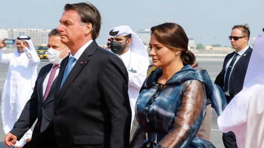 De acordo com o site Terra Brasil Notícias, o cenário político para as eleições de 2026 começou a se delinear com a possibilidade de Michelle Bolsonaro, ex-primeira-dama, disputar uma vaga ao Senado pelo Distrito Federal. A hipótese foi levantada por Flávio Bolsonaro em uma entrevista concedida na quinta-feira, 12 de fevereiro. Essa movimentação insere Michelle de forma mais direta nas articulações políticas da direita, o que pode reorganizar o tabuleiro eleitoral no Distrito Federal. A publicação destaca que a entrada de Michelle na disputa pode trazer novos contornos à política local, dada sua popularidade e o histórico político da família Bolsonaro. Segundo a publicação, Flávio Bolsonaro, ao mencionar a possível candidatura de Michelle, sinaliza uma estratégia de fortalecimento da direita no Distrito Federal. A escolha de Michelle como pré-candidata ao Senado é vista como uma tentativa de capitalizar a influência e o apoio que a família Bolsonaro ainda possui em várias regiões do país. O site aponta que essa movimentação pode ser uma resposta às dinâmicas políticas recentes e uma forma de consolidar a presença bolsonarista no cenário político nacional. Além disso, a candidatura de Michelle poderia atrair eleitores que se identificam com os valores e propostas defendidos pela família Bolsonaro. Ainda conforme o Terra Brasil Notícias, a possível candidatura de Michelle Bolsonaro ao Senado pelo Distrito Federal já começa a gerar repercussões entre os partidos e lideranças políticas locais. A publicação sugere que essa movimentação pode provocar ajustes nas estratégias de outros candidatos e partidos que pretendem disputar as eleições de 2026. A entrada de Michelle na corrida eleitoral é vista como um fator que pode influenciar alianças e coligações, além de mobilizar a base de apoio bolsonarista na região. O site conclui que, embora ainda seja uma hipótese, a candidatura de Michelle Bolsonaro já está movimentando o cenário político e pode ter um impacto significativo nas eleições futuras.
