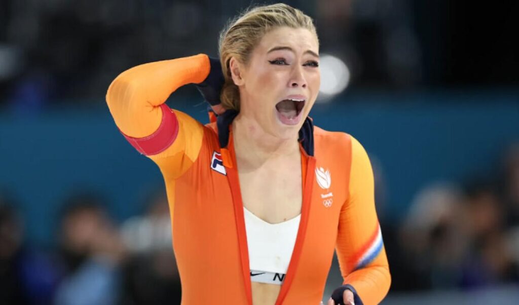 De acordo com informações publicadas pelo site Poder360, a patinadora holandesa Jutta Leerdam pode ver seu acordo com a Nike se valorizar significativamente após um gesto que viralizou nas redes sociais. Durante a comemoração de uma vitória, Leerdam exibiu um top da marca, o que gerou grande repercussão e visibilidade para a empresa de artigos esportivos. Segundo a publicação, esse momento de destaque pode resultar em um aumento no valor do contrato da atleta com a Nike, estimado em cerca de R$ 5 milhões. O site destaca que a visibilidade gerada pelo gesto de Leerdam não apenas fortalece a imagem da atleta, mas também beneficia a marca que ela representa. A Nike, conhecida por suas estratégias de marketing inovadoras e por patrocinar atletas de alto desempenho, pode capitalizar essa exposição para reforçar sua presença no mercado esportivo. Conforme relatado pelo Poder360, a associação de Leerdam com a marca ganha ainda mais relevância em um contexto onde a imagem e a influência digital dos atletas desempenham um papel crucial na valorização de contratos de patrocínio. Ainda segundo a publicação, o impacto do gesto de Jutta Leerdam ilustra como momentos espontâneos podem ter consequências significativas no mundo dos esportes e do marketing. A viralização do vídeo da comemoração não apenas destacou a performance esportiva da patinadora, mas também evidenciou a eficácia das parcerias entre atletas e marcas na era digital. O Poder360 sugere que, em um cenário onde a presença online e a capacidade de engajamento são cada vez mais valorizadas, o episódio pode servir de exemplo para outras empresas e atletas sobre o potencial de ações autênticas e bem-sucedidas de marketing.