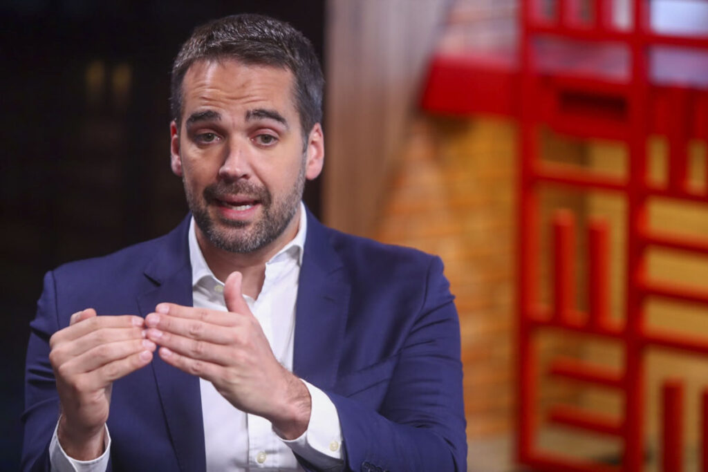 De acordo com informações publicadas pelo site Metrópoles, o governador Eduardo Leite é considerado um dos principais nomes para representar o Partido Social Democrático (PSD) em um possível projeto presidencial. Essa possibilidade foi mencionada pelo presidente do PSD, Gilberto Kassab, que vê em Leite um potencial candidato para as eleições futuras. A publicação destaca que o governador tem se destacado no cenário político nacional, o que o coloca como uma figura de interesse para a sigla em busca de protagonismo nas próximas disputas eleitorais. Ainda segundo o site, Eduardo Leite tem se posicionado de forma crítica em relação aos principais polos políticos do país, afirmando que nem o presidente Luiz Inácio Lula da Silva, nem a família Bolsonaro, representam suas ideias e valores. Essa postura pode ser um dos fatores que o tornam um nome atrativo para o PSD, que busca se consolidar como uma alternativa viável no cenário político brasileiro. A publicação sugere que a estratégia do partido pode ser justamente apresentar um candidato que se distancie dos extremos políticos, buscando atrair eleitores insatisfeitos com a polarização atual. O site Metrópoles também aponta que a escolha de Eduardo Leite como possível candidato presidencial pelo PSD ainda está em fase de discussão e que outros nomes podem surgir no decorrer do processo. No entanto, a menção de Leite por Gilberto Kassab indica que o governador é visto como uma figura de destaque dentro do partido. A publicação ressalta que, para concretizar essa candidatura, será necessário um alinhamento interno no PSD e a construção de uma plataforma política que consiga dialogar com diferentes setores da sociedade brasileira.