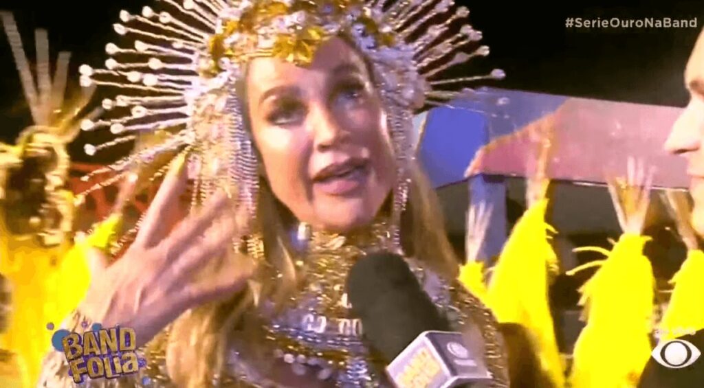 De acordo com o site da Band, a atriz Luana Piovani participou do desfile da escola de samba Império Serrano, mesmo enfrentando dificuldades físicas devido a um problema no joelho. A publicação destaca que Piovani, conhecida por sua carreira na televisão e no cinema, não deixou que a lesão a impedisse de participar do evento, demonstrando determinação e paixão pelo carnaval. A atriz teria expressado sua emoção ao desfilar, ressaltando a importância do tema escolhido pela escola, que homenageou a escritora Conceição Evaristo, uma figura de destaque na literatura brasileira contemporânea. Segundo a notícia, Piovani exaltou a homenagem feita pela Império Serrano à escritora, destacando a relevância de Evaristo no cenário cultural e literário do Brasil. A atriz teria afirmado que o enredo do desfile foi uma celebração à vida e à obra de Conceição Evaristo, cuja escrita aborda questões sociais e raciais de maneira profunda e impactante. A publicação da Band enfatiza que a escolha do tema pela escola de samba foi vista como um reconhecimento à contribuição da escritora para a cultura brasileira, além de uma oportunidade de dar visibilidade a temas importantes para a sociedade. Ainda conforme o site, o desfile da Império Serrano foi marcado por momentos de emoção, tanto para os participantes quanto para o público presente. A presença de Luana Piovani, mesmo com o "joelho bichado", como descrito na notícia, foi um dos destaques do evento, simbolizando a dedicação e o amor pelo carnaval. A publicação relata que a atriz não apenas desfilou, mas também se emocionou com a apresentação, reforçando a importância de homenagear figuras como Conceição Evaristo, que inspiram e promovem reflexões através de suas obras.