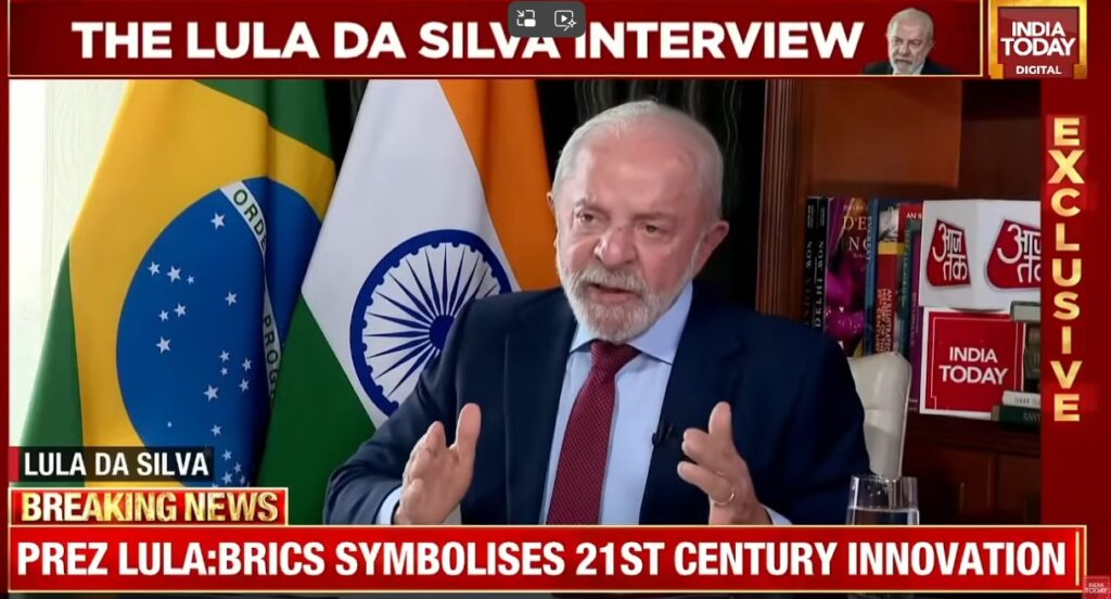 De acordo com o site G1, o presidente Luiz Inácio Lula da Silva participou de uma entrevista à emissora Índia Today, onde voltou a defender a ideia de que o dólar não precisa ser a moeda utilizada nas transações comerciais entre os países que compõem o Brics. Lula argumentou que o uso de moedas locais poderia ser uma alternativa viável e benéfica para as economias envolvidas. O presidente brasileiro destacou que essa mudança poderia fortalecer as economias locais e reduzir a dependência do dólar, o que, segundo ele, traria mais autonomia para as nações do bloco. Ainda segundo a publicação, Lula aproveitou a ocasião para ressaltar o protagonismo do Brasil no cenário internacional, especialmente em questões econômicas. Ele criticou a política tarifária do ex-presidente norte-americano Donald Trump, que impôs tarifas sobre importações, afetando diretamente o comércio global. Lula afirmou que tais medidas protecionistas prejudicam o livre comércio e a cooperação internacional, e defendeu uma abordagem mais colaborativa entre as nações. O presidente brasileiro enfatizou que o Brasil está comprometido em buscar soluções que promovam o desenvolvimento econômico sustentável e a integração entre os países do Brics. Conforme relatado pelo G1, a entrevista de Lula à emissora indiana reflete uma postura de busca por maior independência econômica e fortalecimento das relações multilaterais. O presidente destacou a importância de os países do Brics trabalharem juntos para enfrentar desafios econômicos globais e promover um sistema financeiro mais justo e equilibrado. Lula reiterou que o Brasil está disposto a liderar iniciativas que incentivem o uso de moedas locais nas transações comerciais, visando beneficiar as economias dos países envolvidos e reduzir a influência do dólar no comércio internacional.