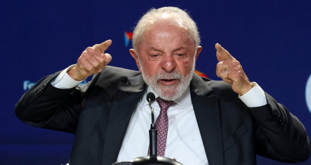 De acordo com o site Money Times, o presidente Luiz Inácio Lula da Silva manifestou sua posição em relação ao julgamento do presidente venezuelano Nicolás Maduro. Em declaração feita nesta sexta-feira (20), Lula defendeu que Maduro seja julgado em seu próprio país, a Venezuela, ao invés de ser submetido a um julgamento nos Estados Unidos, como deseja o governo norte-americano. Lula argumentou que é inaceitável que um chefe de Estado de um país invada outro e capture o presidente, enfatizando que tal ação não possui justificativa. Segundo a publicação, a fala de Lula reflete uma crítica à postura dos Estados Unidos em relação à Venezuela e ao seu presidente. O líder brasileiro destacou a importância de respeitar a soberania dos países e a autodeterminação dos povos, princípios que, segundo ele, devem ser preservados nas relações internacionais. Lula afirmou que a captura de um presidente por uma nação estrangeira constitui uma violação desses princípios, e que o julgamento de Maduro deve ocorrer dentro do sistema judicial venezuelano, respeitando as leis e normas do país. Ainda conforme o site, a declaração de Lula ocorre em um contexto de tensões diplomáticas entre os Estados Unidos e a Venezuela, com o governo norte-americano acusando Maduro de diversos crimes e buscando sua extradição. A posição do presidente brasileiro sugere um apoio à resolução de questões internas da Venezuela por meio de suas próprias instituições, sem interferência externa. Lula enfatizou que a comunidade internacional deve buscar soluções pacíficas e respeitar a soberania dos países, promovendo o diálogo e a cooperação ao invés de ações unilaterais que possam agravar conflitos.