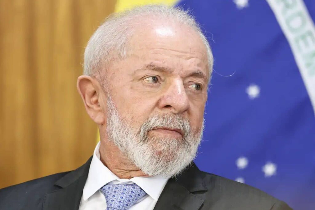 De acordo com o site O Segredo, o presidente Luiz Inácio Lula da Silva teve uma discussão séria com seu filho, Fábio Luís Lula da Silva, conhecido como Lulinha, após o nome deste ter sido mencionado em uma Comissão Parlamentar de Inquérito (CPI) que investiga o Instituto Nacional do Seguro Social (INSS). A publicação relata que a CPI está apurando um suposto esquema de lobby no valor de R$ 25 milhões, no qual Lulinha teria sido citado. O presidente Lula, conforme a fonte, afirmou ter conversado com seu filho sobre o assunto, destacando a importância de esclarecer qualquer envolvimento e enfatizando que, caso algo seja comprovado, as consequências deverão ser enfrentadas. Segundo a reportagem, Lula teria sido enfático ao afirmar a Lulinha que, se houver qualquer irregularidade comprovada, ele deverá arcar com as consequências legais. O site destaca que o presidente demonstrou preocupação com a integridade das investigações e com a necessidade de que todos os fatos sejam devidamente apurados. A publicação também menciona que Lula teria reiterado a importância da transparência e da justiça, ressaltando que ninguém está acima da lei, independentemente de laços familiares ou posições de poder. Ainda conforme o site O Segredo, a situação gerou um clima de tensão no círculo familiar do presidente, que busca manter a confiança pública em sua administração. A reportagem sugere que Lula está determinado a não permitir que questões pessoais interfiram em seu governo, reforçando seu compromisso com a ética e a legalidade. O site conclui que o presidente está acompanhando de perto o desenrolar das investigações da CPI do INSS, aguardando que todos os envolvidos sejam ouvidos e que os fatos sejam esclarecidos de maneira justa e imparcial.