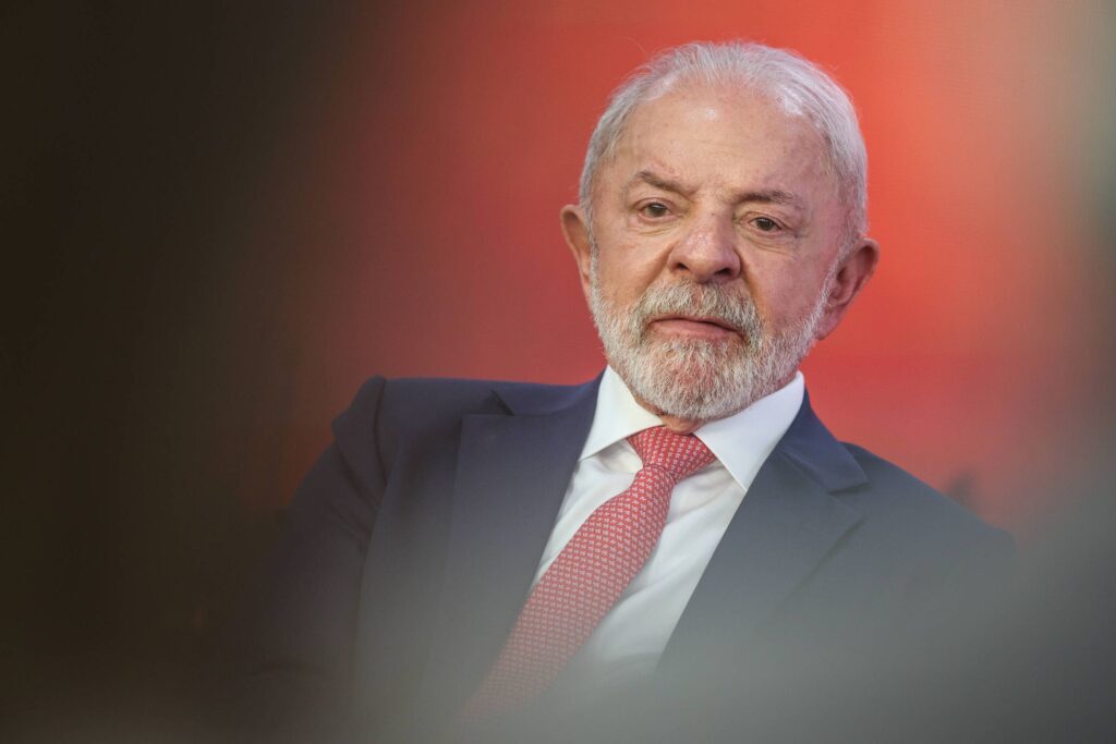 De acordo com a publicação da Folha de S.Paulo, o presidente Luiz Inácio Lula da Silva participou de uma série de eventos significativos no último domingo (15). Antes de ser homenageado na Marquês de Sapucaí, Lula inaugurou um centro de emergência em um hospital, destacando a importância de melhorias na infraestrutura de saúde pública. A cerimônia de inauguração contou com a presença de diversas autoridades e foi marcada por discursos que enfatizaram o compromisso do governo com o fortalecimento do sistema de saúde. Segundo o site, Lula aproveitou a ocasião para ressaltar a necessidade de investimentos contínuos no setor, visando garantir atendimento de qualidade à população. Ainda conforme a Folha, durante seu discurso, o presidente fez uma declaração de impacto ao afirmar que 2026 será o ano de "destruir a mentira". Essa afirmação foi interpretada como uma referência ao combate à desinformação e às fake news, temas que têm ganhado destaque no cenário político nacional e internacional. Lula enfatizou a importância de promover a verdade e a transparência nas comunicações, especialmente em um ano que se aproxima de novas eleições. A publicação destaca que o presidente tem se posicionado de forma contundente contra a disseminação de informações falsas, buscando criar um ambiente mais confiável e seguro para o debate público. Por fim, segundo a Folha de S.Paulo, a participação de Lula na Marquês de Sapucaí foi um momento de celebração e reconhecimento de sua trajetória política. O evento contou com a presença de diversas personalidades e foi marcado por homenagens que destacaram a influência do presidente na história recente do país. A publicação relata que Lula, em tom descontraído, sugeriu que as pessoas façam um "cafuné" na mulher ou no marido antes de pegar o celular, uma alusão à importância de priorizar as relações pessoais em meio à era digital. Essa declaração, segundo o site, reflete o estilo carismático do presidente, que busca se conectar com a população de maneira direta e afetuosa.