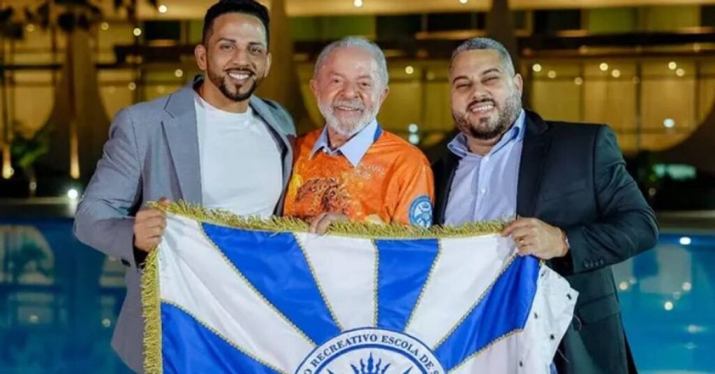De acordo com o site da Veja, o presidente Luiz Inácio Lula da Silva tomou uma decisão importante em relação à participação de seus ministros no desfile da Acadêmicos de Niterói, que ocorrerá na Marquês de Sapucaí durante o Carnaval deste ano. A escola de samba escolheu Lula como tema de seu enredo, o que gerou expectativas sobre a presença de figuras políticas no evento. Segundo a publicação, o presidente optou por não permitir que seus ministros participem do desfile, uma decisão que visa evitar a politização do evento e possíveis críticas relacionadas ao uso de cargos públicos em eventos culturais. Ainda conforme a Veja, a decisão de Lula reflete uma preocupação em manter a separação entre as atividades governamentais e as festividades culturais. O presidente teria considerado que a presença de ministros no desfile poderia ser interpretada como uma tentativa de promoção política, o que poderia gerar controvérsias e desviar o foco do evento, que tradicionalmente celebra a cultura e a arte do samba. A publicação destaca que essa escolha busca preservar a integridade do Carnaval e evitar que a festa seja utilizada como plataforma política. Por fim, a Veja informa que, apesar da ausência dos ministros, o desfile da Acadêmicos de Niterói promete ser um dos destaques do Carnaval, com uma homenagem ao presidente que incluirá referências à sua trajetória política e pessoal. A escola de samba pretende celebrar a história de Lula de forma artística, ressaltando aspectos de sua vida e carreira que marcaram o cenário político brasileiro. Segundo a publicação, a expectativa é que o enredo traga uma abordagem criativa e respeitosa, alinhando-se à tradição carnavalesca de unir crítica social e celebração cultural.