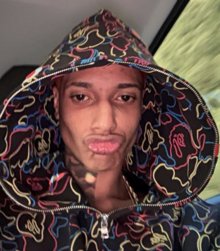 De acordo com a publicação do site Pipoca Moderna, Márcia Gama, mãe do rapper Oruam, fez um apelo emocionado em um vídeo divulgado recentemente, pedindo que seu filho se entregue às autoridades. Oruam está foragido após violar as condições de uso de sua tornozeleira eletrônica, um dispositivo que deveria monitorar seus movimentos como parte de medidas judiciais impostas. No vídeo, Márcia Gama aparece visivelmente abalada e chorando, enquanto desmente rumores de que seu filho estaria planejando fugir do país. Ela enfatiza que não há qualquer intenção de Oruam de deixar o Brasil e que seu desejo é que ele se apresente à Justiça para resolver sua situação legal. Segundo o site, o caso de Oruam ganhou destaque na mídia após a violação das medidas judiciais, o que levou a um mandado de prisão contra o rapper. Márcia Gama, em seu apelo, reforça a importância de seu filho enfrentar as consequências de seus atos e cumprir com as determinações legais. Ela destaca que a entrega de Oruam às autoridades é essencial não apenas para o cumprimento da lei, mas também para a segurança e bem-estar dele próprio. A mãe do rapper expressa sua preocupação com a integridade física e emocional do filho, afirmando que a situação atual é insustentável e que a única solução viável é que ele se apresente voluntariamente. Ainda conforme informações do Pipoca Moderna, o vídeo de Márcia Gama tem gerado repercussão nas redes sociais, com muitos internautas manifestando apoio à mãe e ao rapper. A publicação destaca que o apelo de Márcia é um esforço para sensibilizar Oruam e fazê-lo reconsiderar sua posição de foragido. A situação de Oruam, segundo a publicação, reflete um dilema enfrentado por muitos jovens que se veem em conflito com a lei, e o apelo de sua mãe é um lembrete da importância do diálogo e da responsabilidade. Márcia Gama finaliza seu vídeo com um pedido sincero para que seu filho faça a escolha certa e se entregue, ressaltando que essa é a única maneira de iniciar um processo de resolução e reabilitação.